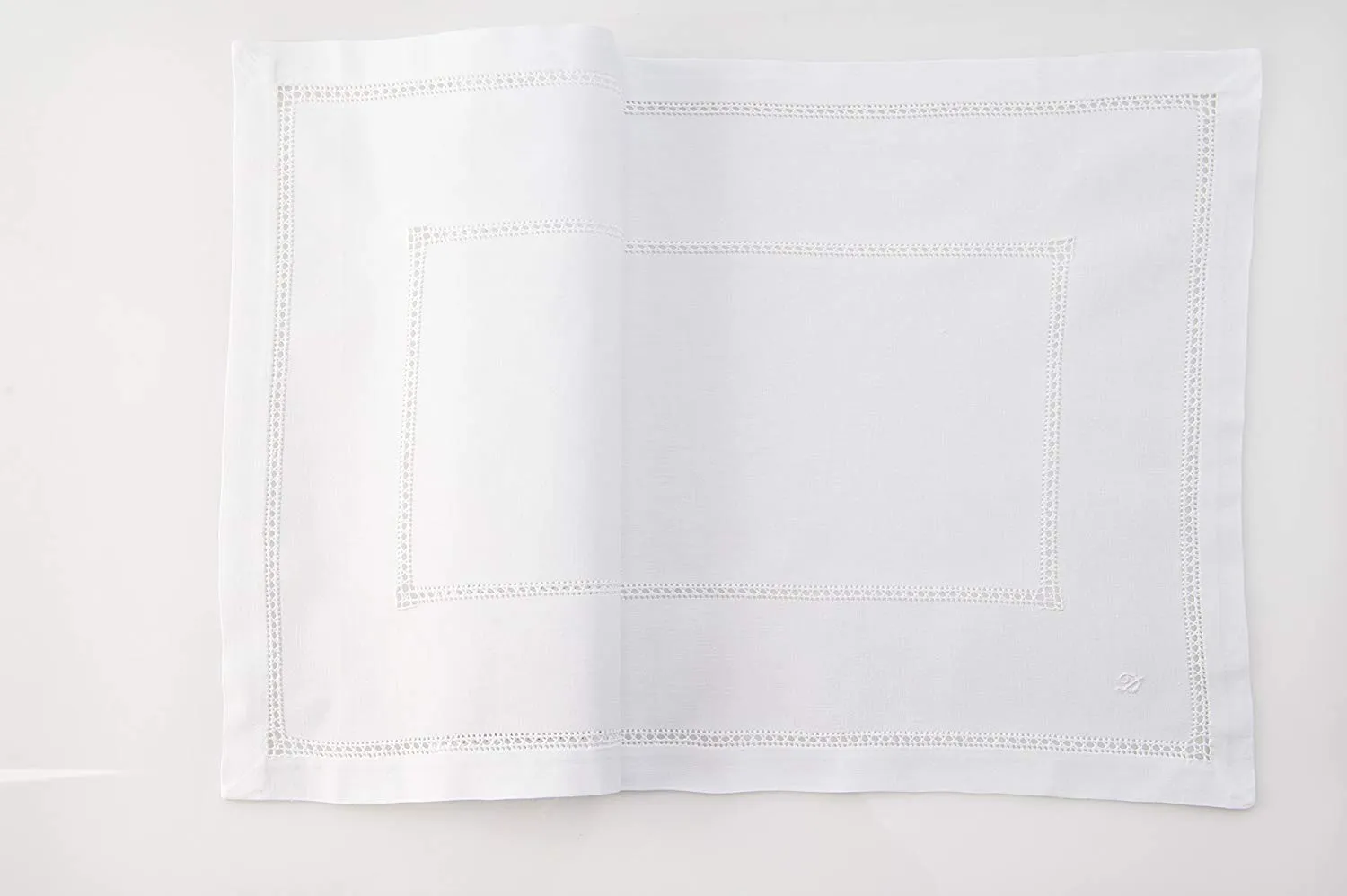 Zenoni & Colombi Tris Grande Centri Tavola Ricamati a Mano Gigliuccio, 100% Puro Cotone, Made in Italy - immagine 2
