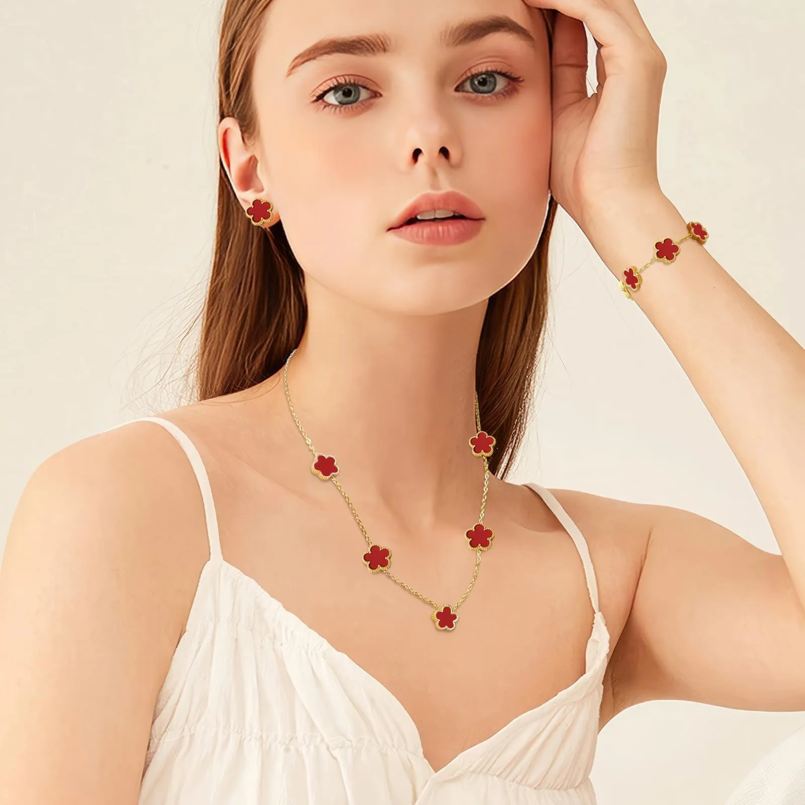 JYIXXZX Set di Gioielli Quadrifoglio da Donna in Acciaio Inossidabile Placcato Oro 18K con Collana, Orecchini e Bracciale (Rosso) - immagine 2