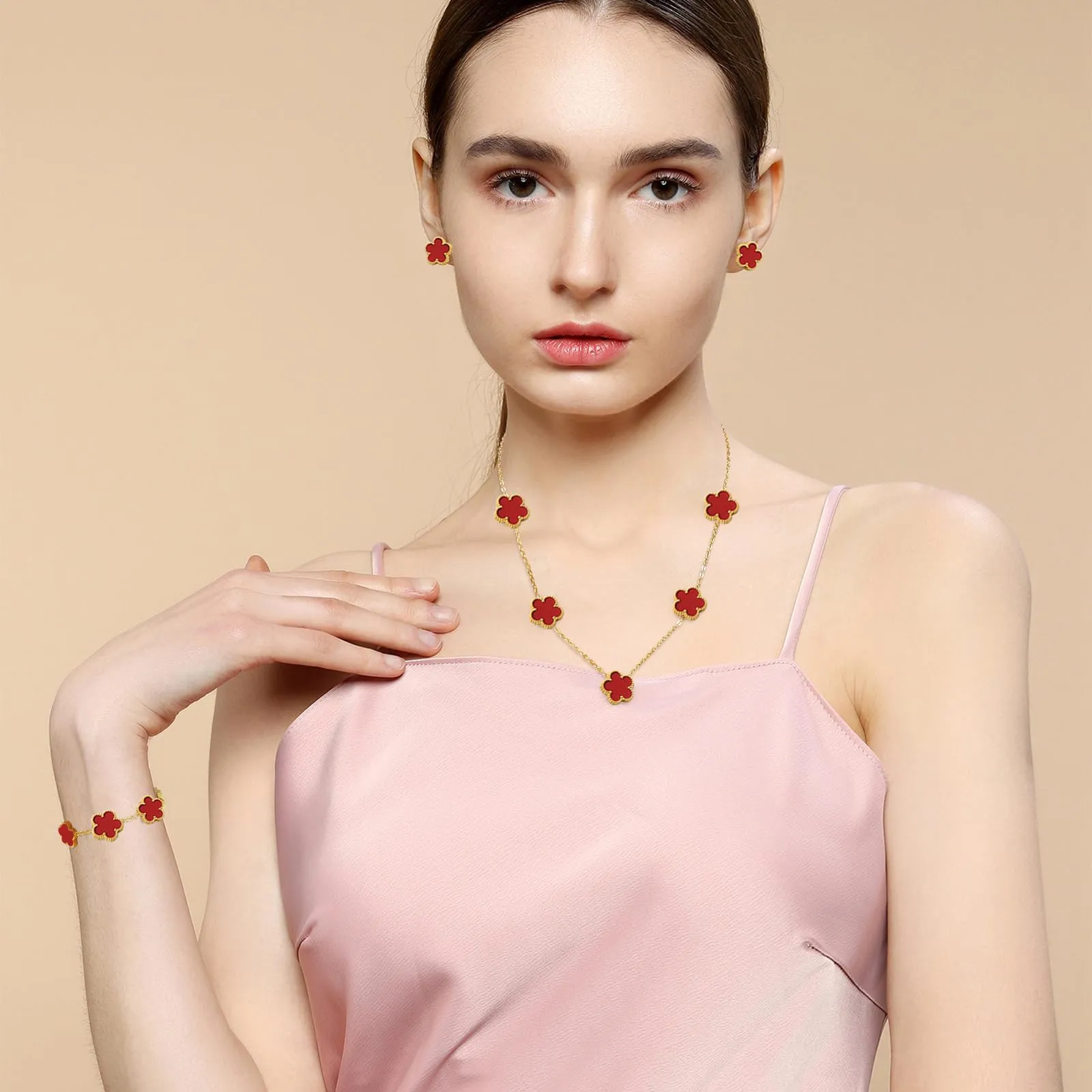 JYIXXZX Set di Gioielli Quadrifoglio da Donna in Acciaio Inossidabile Placcato Oro 18K con Collana, Orecchini e Bracciale (Rosso) - immagine 3