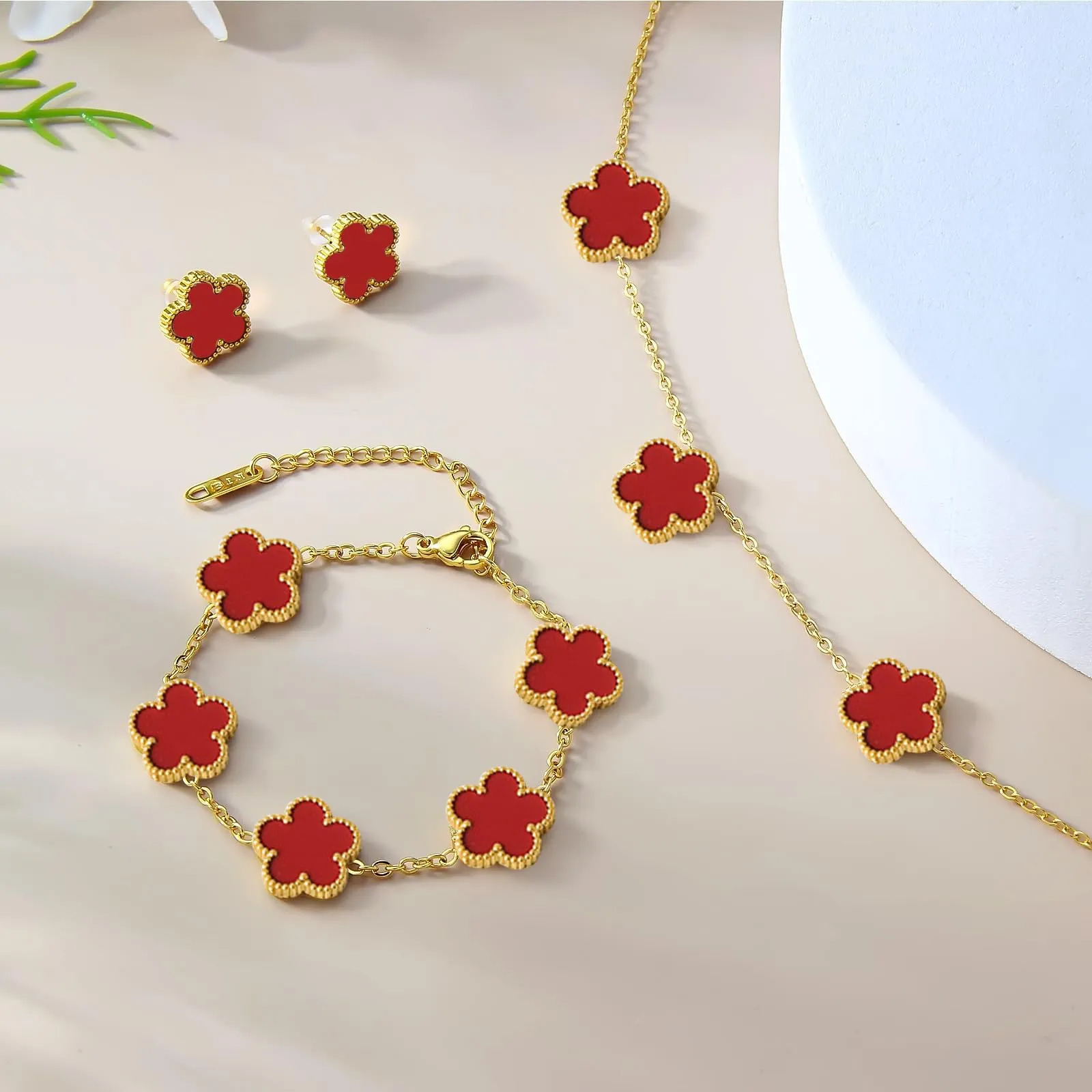 JYIXXZX Set di Gioielli Quadrifoglio da Donna in Acciaio Inossidabile Placcato Oro 18K con Collana, Orecchini e Bracciale (Rosso) - immagine 5