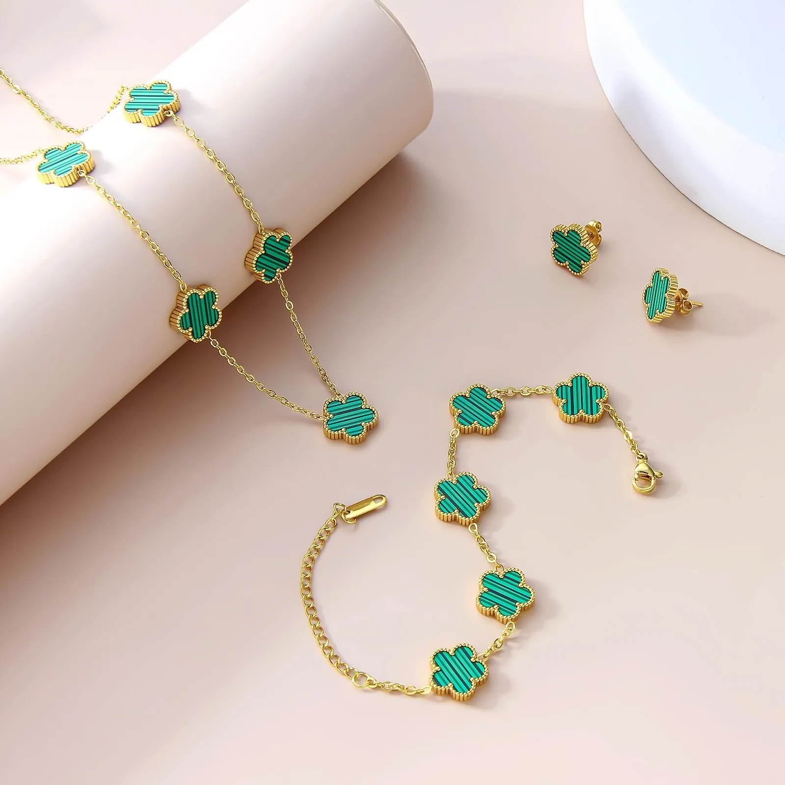 JYIXXZX Set di Gioielli Quadrifoglio da Donna in Acciaio Inossidabile Placcato Oro 18K, Collana, Orecchini e Bracciale (Verde) - immagine 4