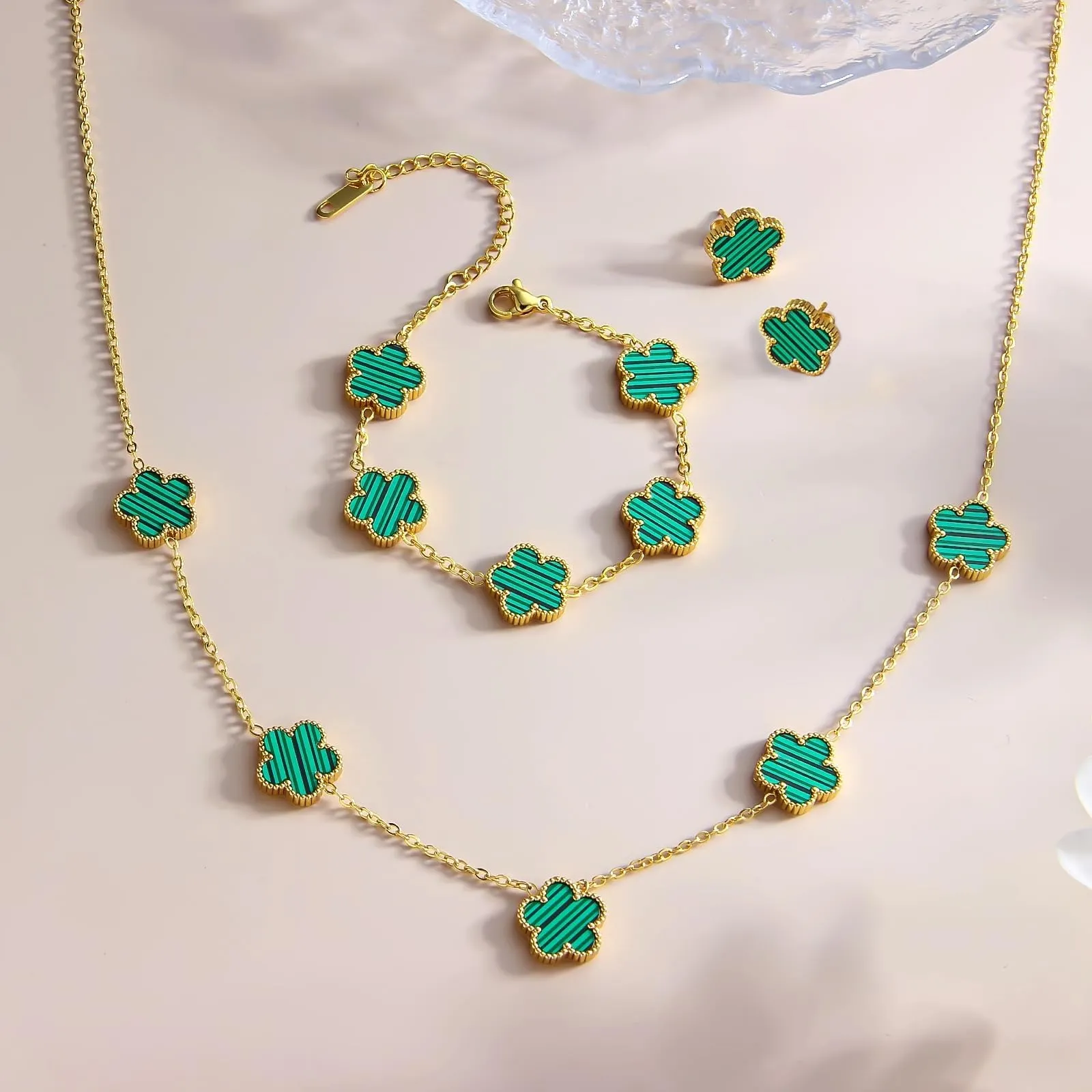 JYIXXZX Set di Gioielli Quadrifoglio da Donna in Acciaio Inossidabile Placcato Oro 18K, Collana, Orecchini e Bracciale (Verde) - immagine 6
