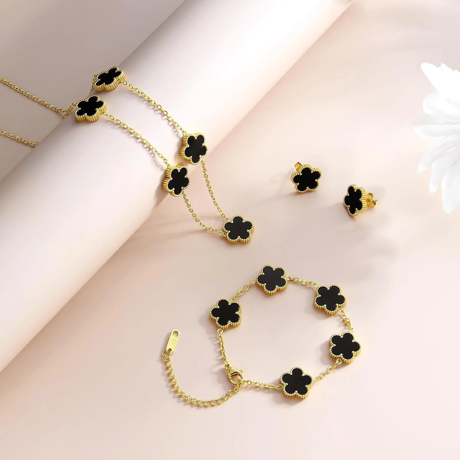JYIXXZX Set di Gioielli Quadrifoglio da Donna in Acciaio Inossidabile Placcato Oro 18K, Collana, Orecchini e Bracciale (Nero) - immagine 5