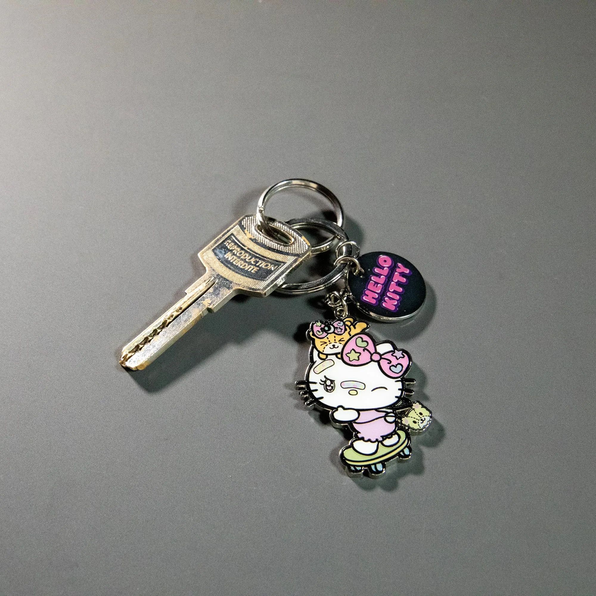 Konix Hello Kitty Portachiavi Skateboard in Metallo 4 x 4 cm - immagine 4