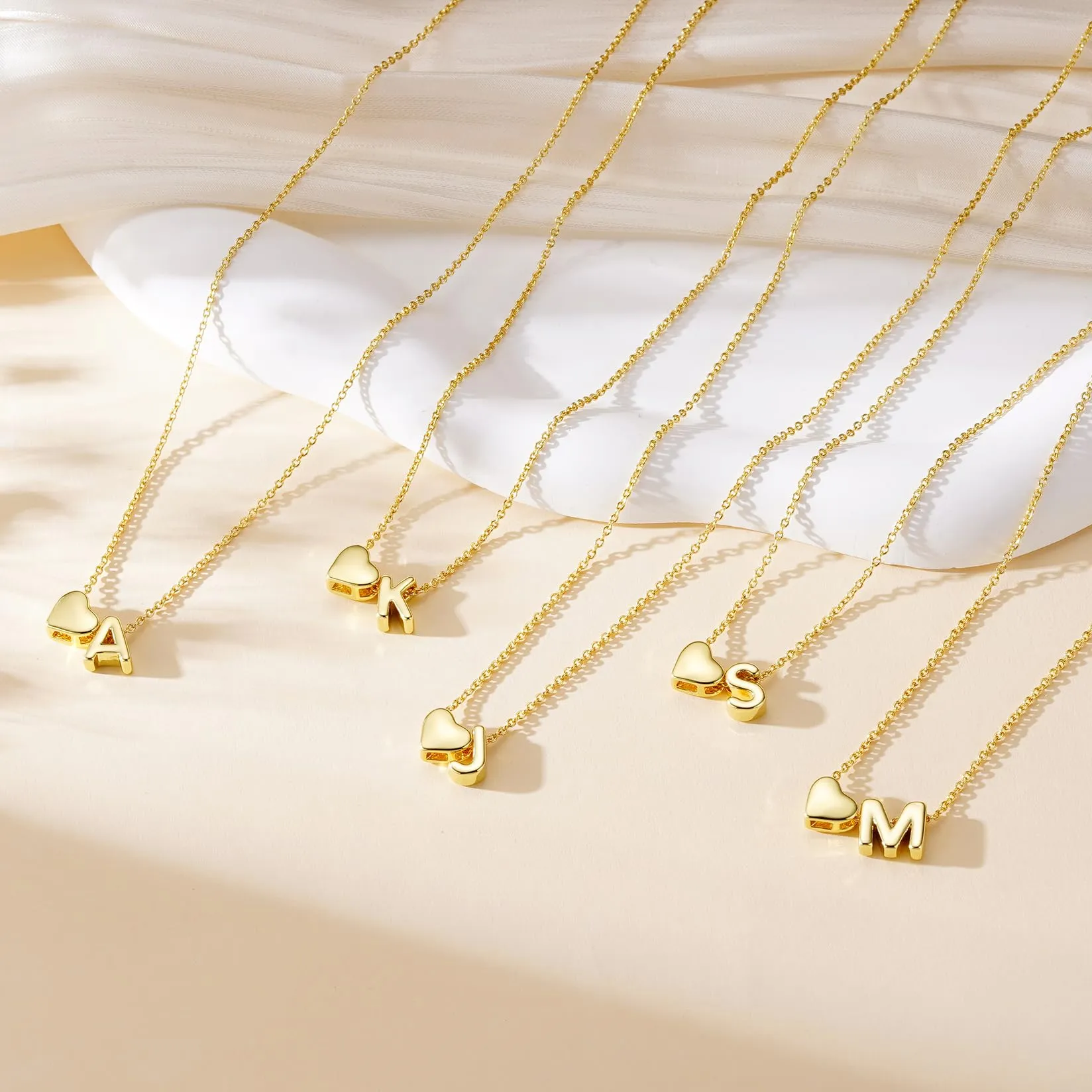 Aretas Collana personalizzata con cuore e iniziale A-Z in rame color oro per donna - immagine 5