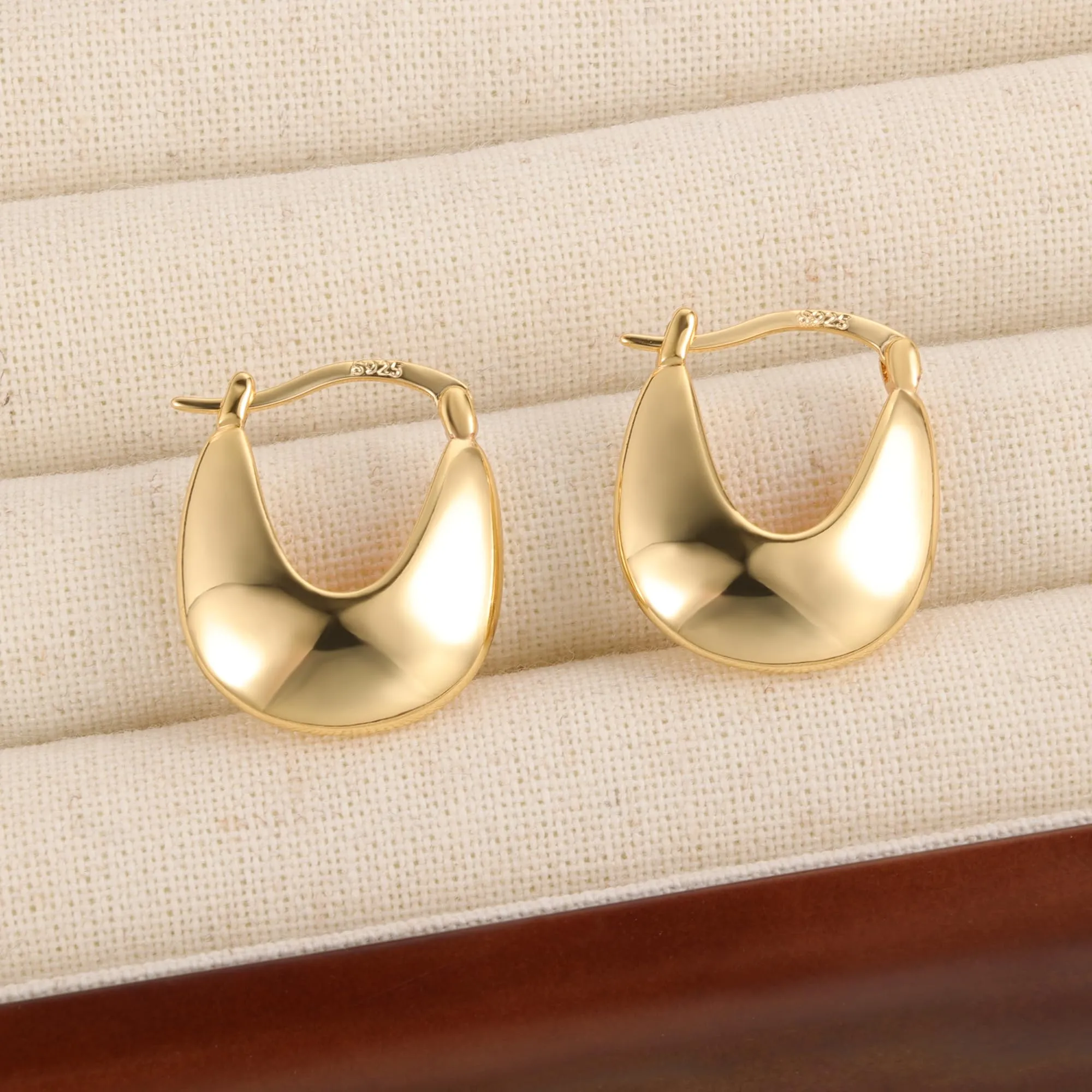 ALEXCRAFT Orecchini a Cerchio Spessi Lucidi Oro 14K Ipoallergenici 18 mm KPDE928G - immagine 5