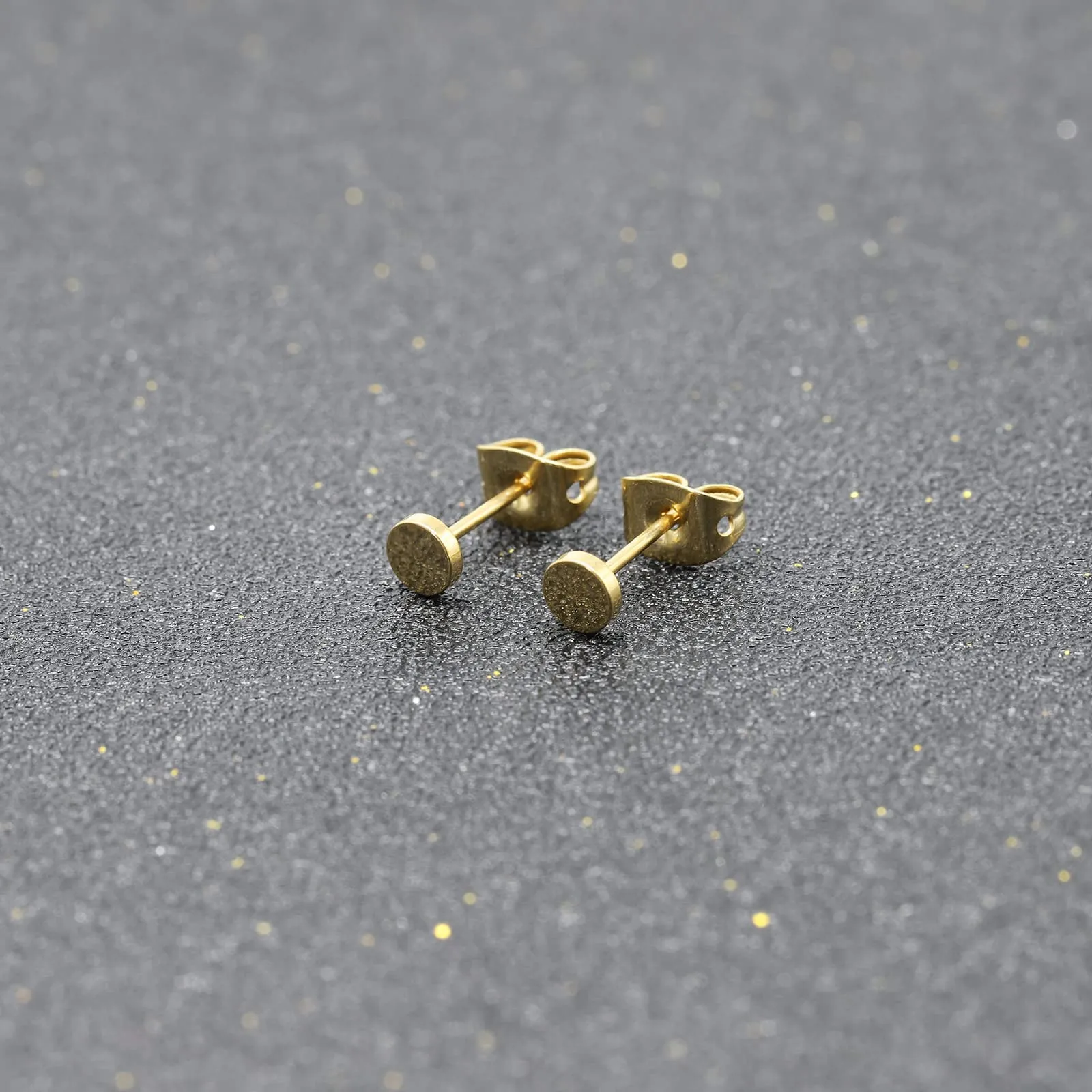Artskin Orecchini a bottone in titanio G23 a disco tondo, 4mm, Oro - immagine 5