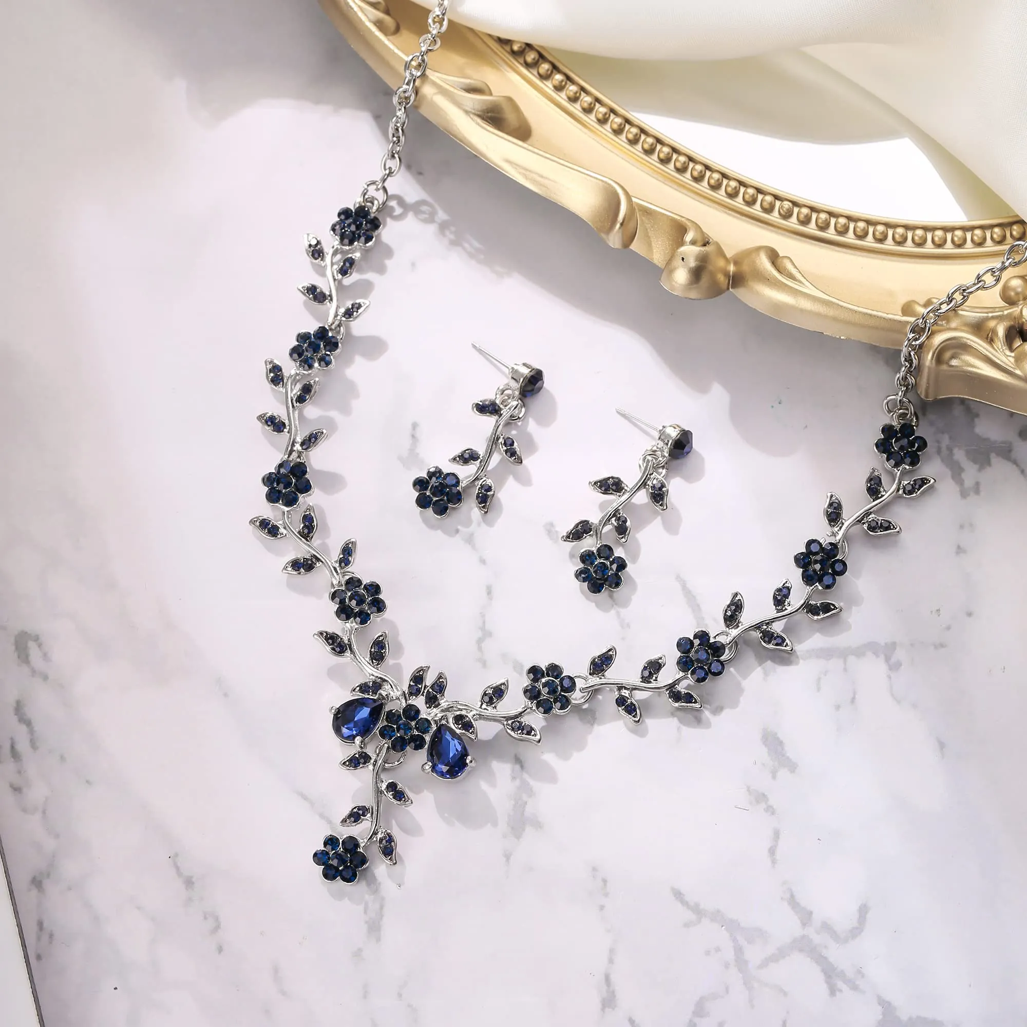 Clearine Set di Gioielli per Matrimonio con Cristalli a Fiore e Foglia, Collana con Ciondolo e Orecchini Pendenti, Colore Zaffiro Argento-Fondo - immagine 3