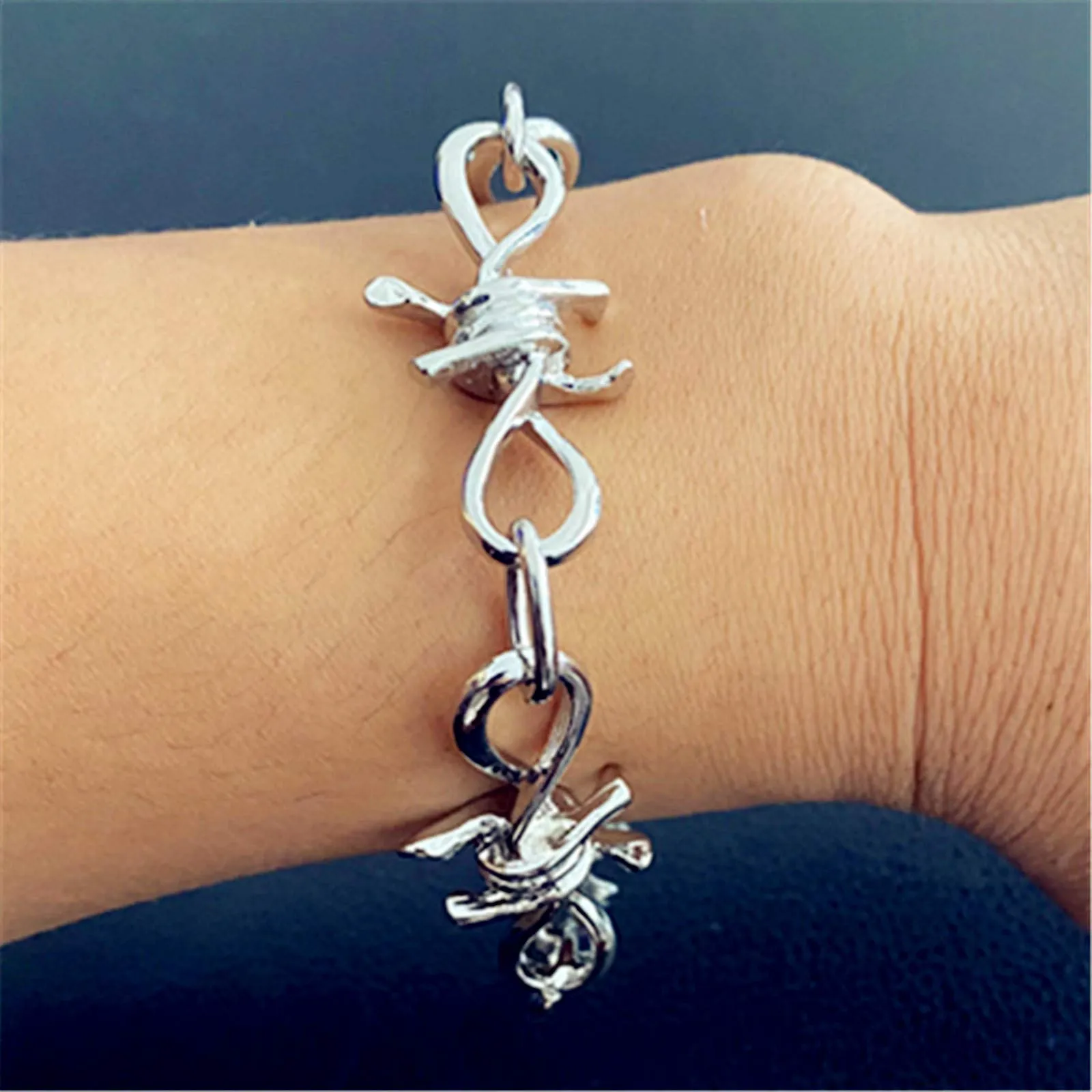 XHBTS Collana e Bracciale Filo Spinato in Lega Stile Punk Gotico con Mini Panno e Mini Box - immagine 5