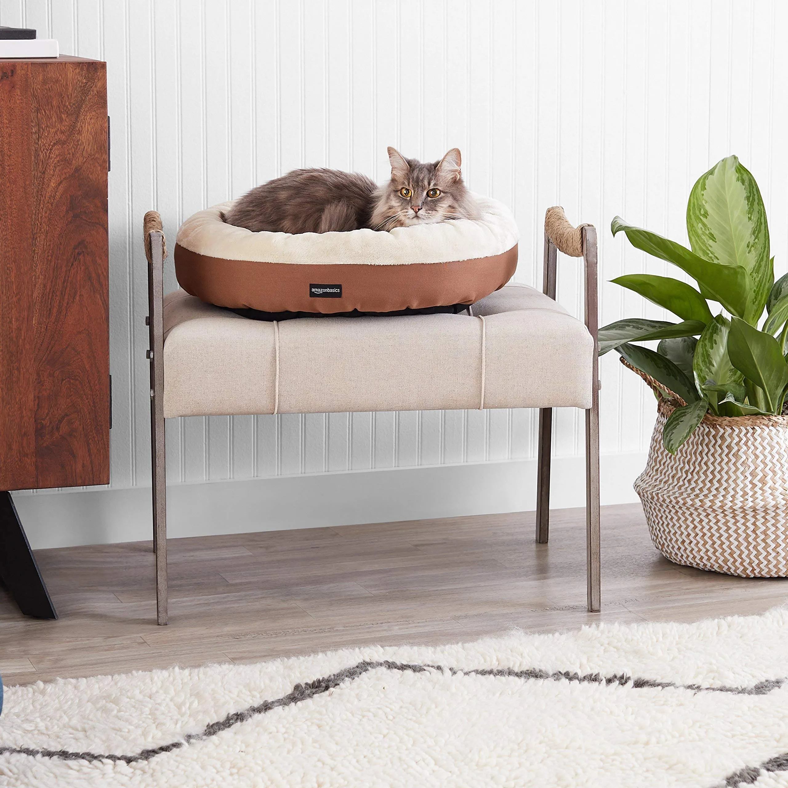 Amazon Basics Cuscino Rotondo per Cani e Gatti in Flanella, 50 x 50,8 x 15,2 cm, Marrone e Avorio - immagine 8