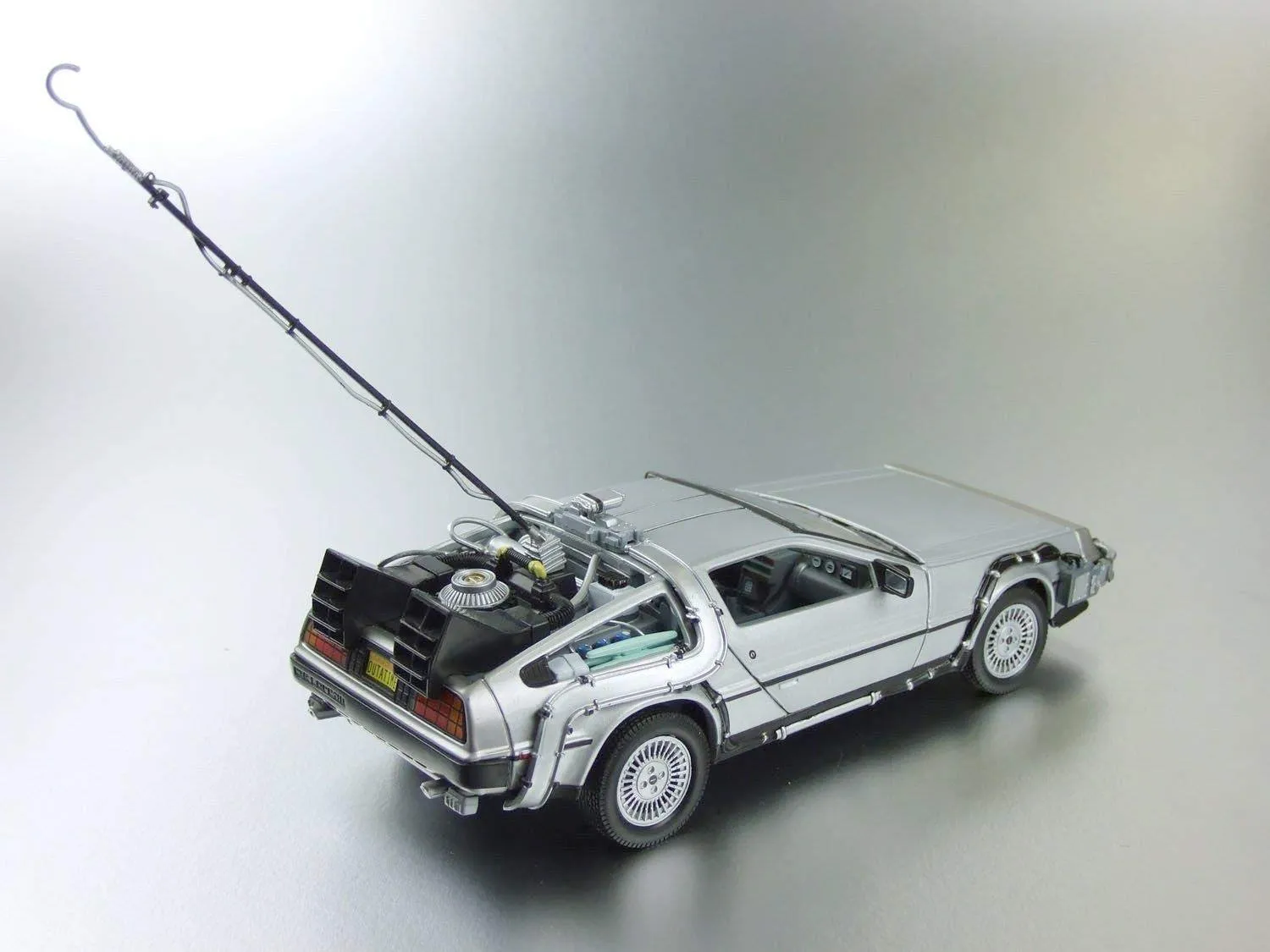 Welly 22443W DeLorean Ritorno al Futuro I, Scala 1:24 - immagine 2