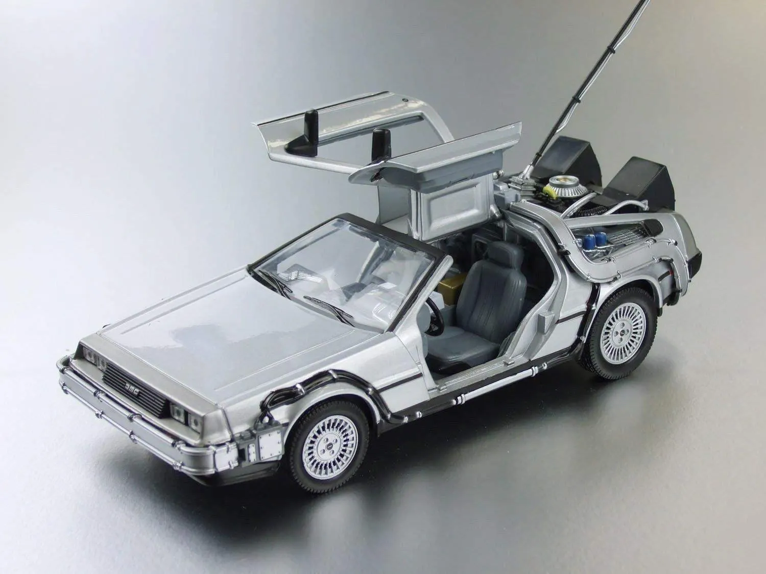 Welly 22443W DeLorean Ritorno al Futuro I, Scala 1:24 - immagine 4