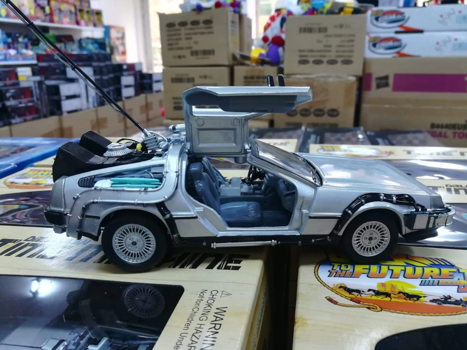 Welly 22443W DeLorean Ritorno al Futuro I, Scala 1:24 - immagine 6