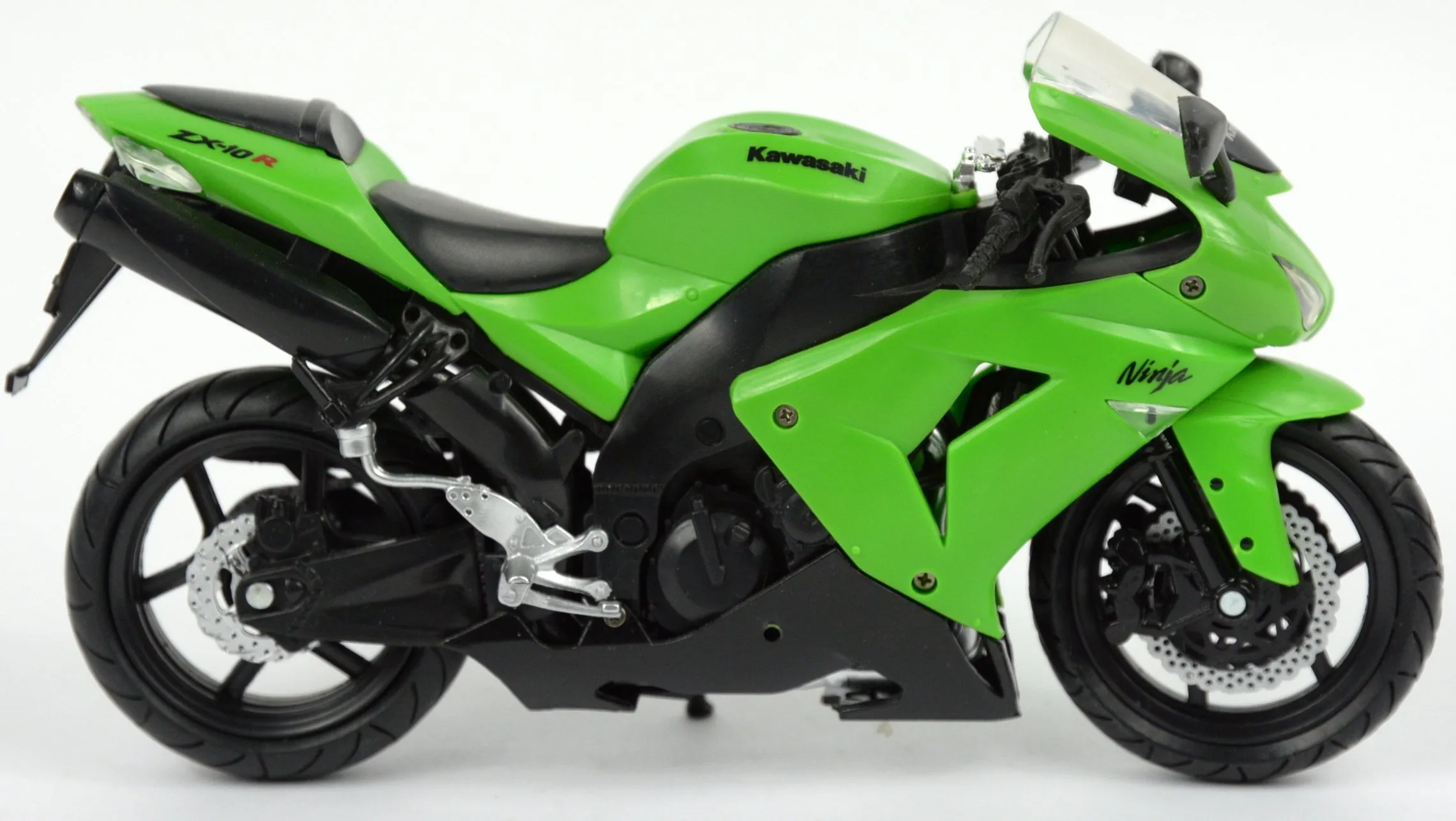 NewRay 42443 A Kawasaki ZX 10 R / Honda CBR Miniature Vehicle, 1:12 Scale, Green/Black - immagine 3