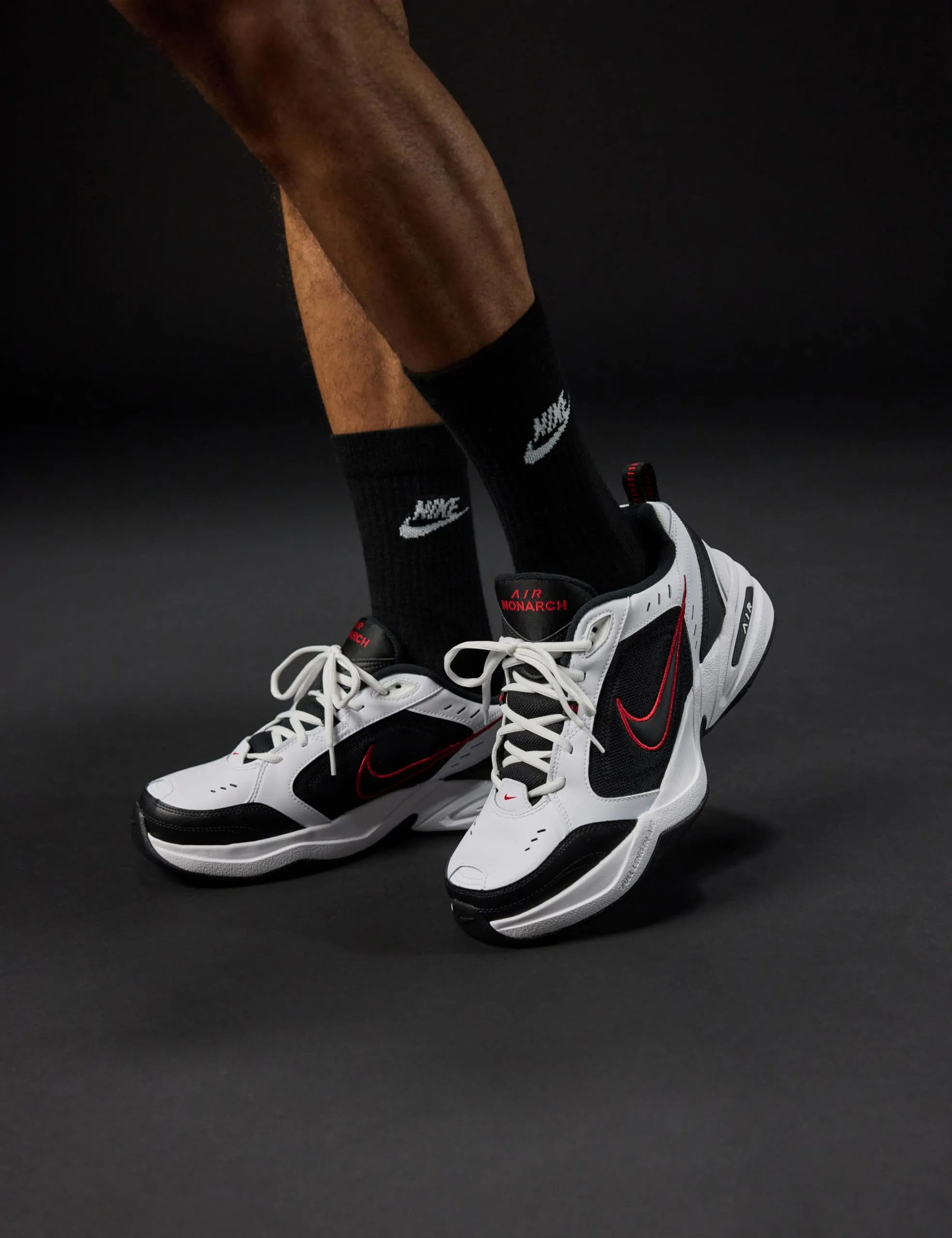 Nike Air Monarch IV Scarpe da Ginnastica Uomo Bianco White Black Varsity Red 101, 47 EU - immagine 3