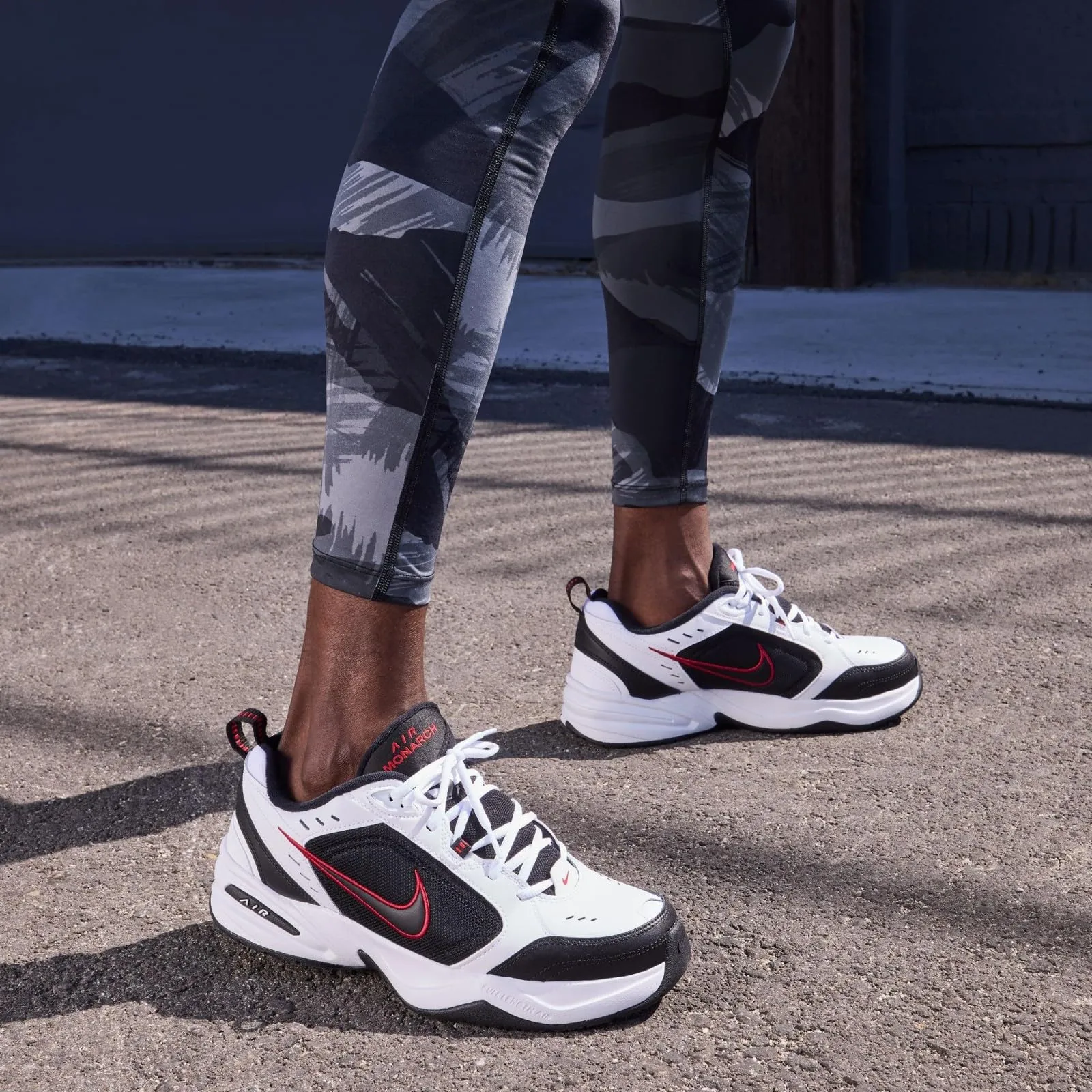 Nike Air Monarch IV Scarpe da Ginnastica Uomo - Bianco White Black Varsity Red 101, 42.5 EU - immagine 2