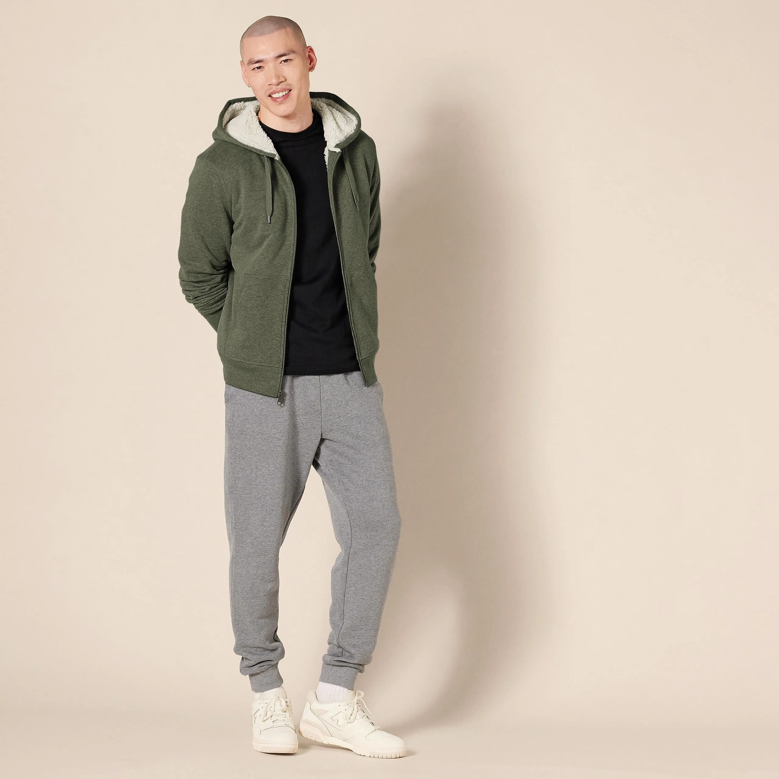 Amazon Essentials Felpa con Cappuccio e Cerniera Integrale in Pile Foderata in Sherpa Uomo, Verde Oliva, XL - immagine 4