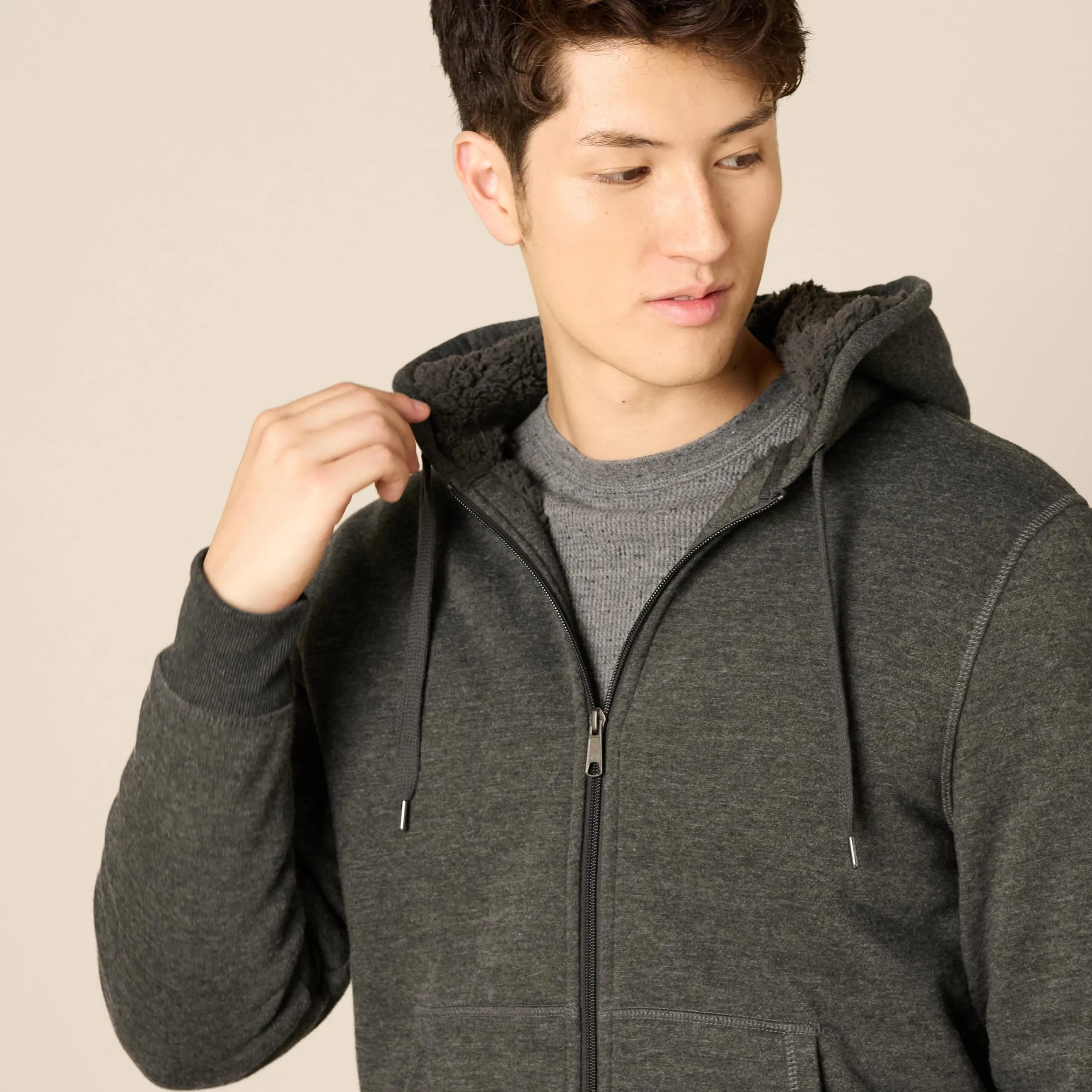 Amazon Essentials Felpa con Cappuccio e Cerniera Integrale in Pile Foderata in Sherpa Uomo, Carbone Puntinato, XL - immagine 3