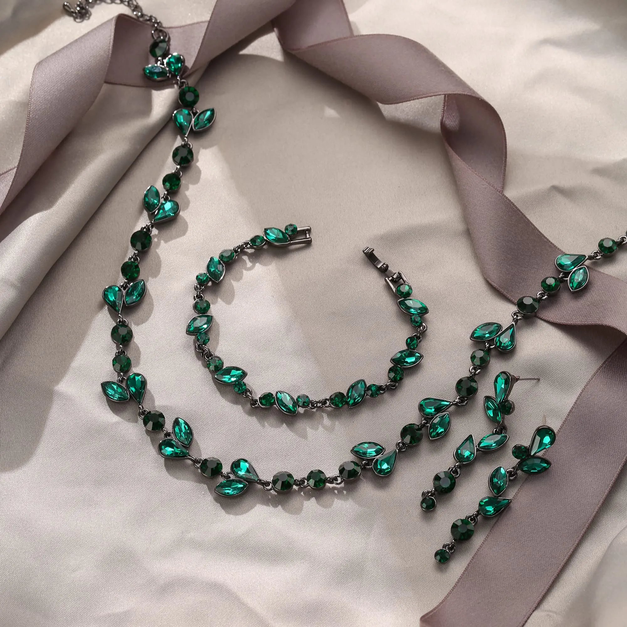 EVER FAITH Set di Gioielli in Cristallo per Sposa con Collana, Bracciale e Orecchini a Foglia, Verde Nero-Fondo - immagine 3