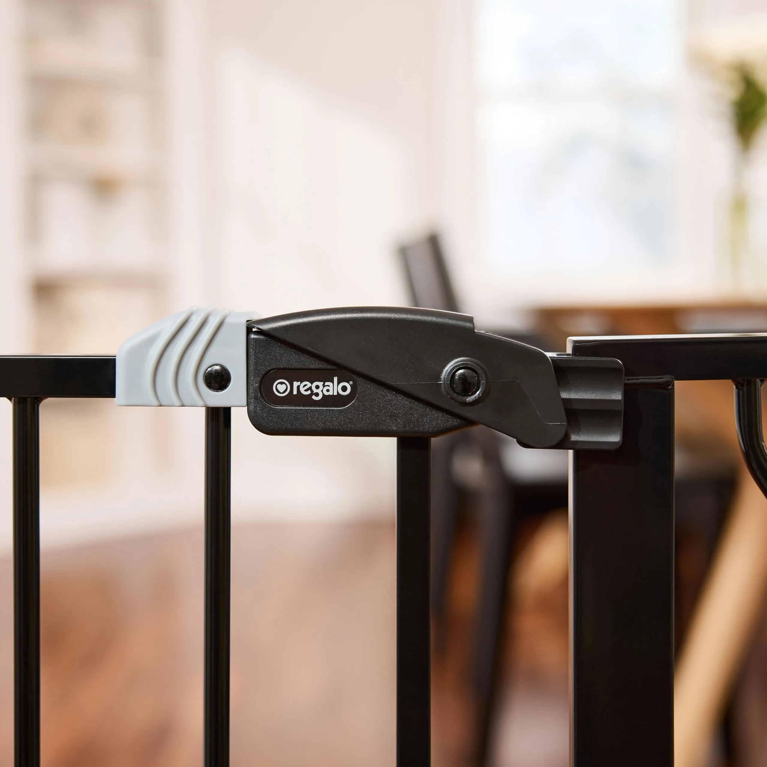 Regalo Extra Wide Baby Gate for Doorways and Bottom of Stairs, 73.6-122cm, Pressure Mounted, Black - immagine 6