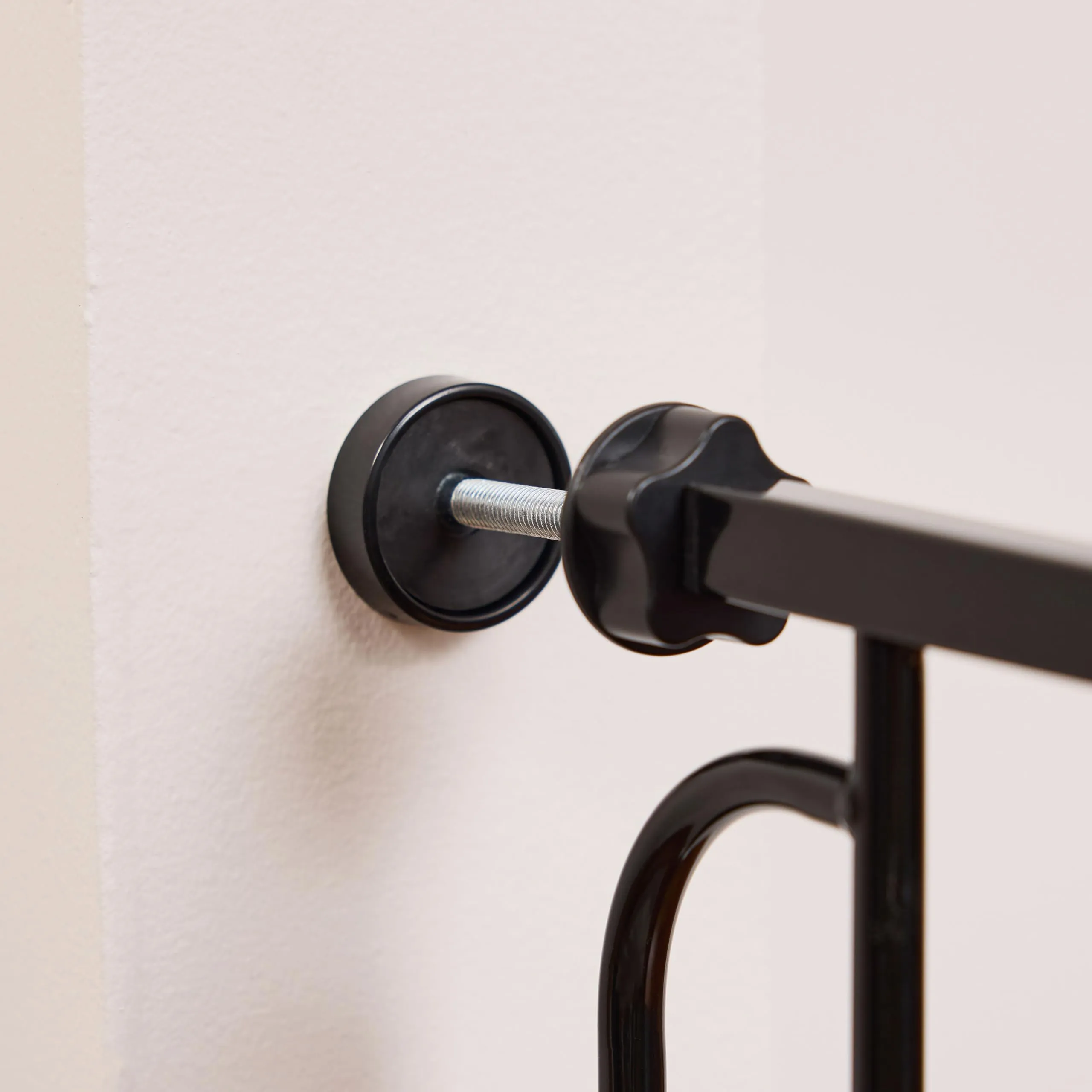 Regalo Extra Wide Baby Gate for Doorways and Bottom of Stairs, 73.6-122cm, Pressure Mounted, Black - immagine 7