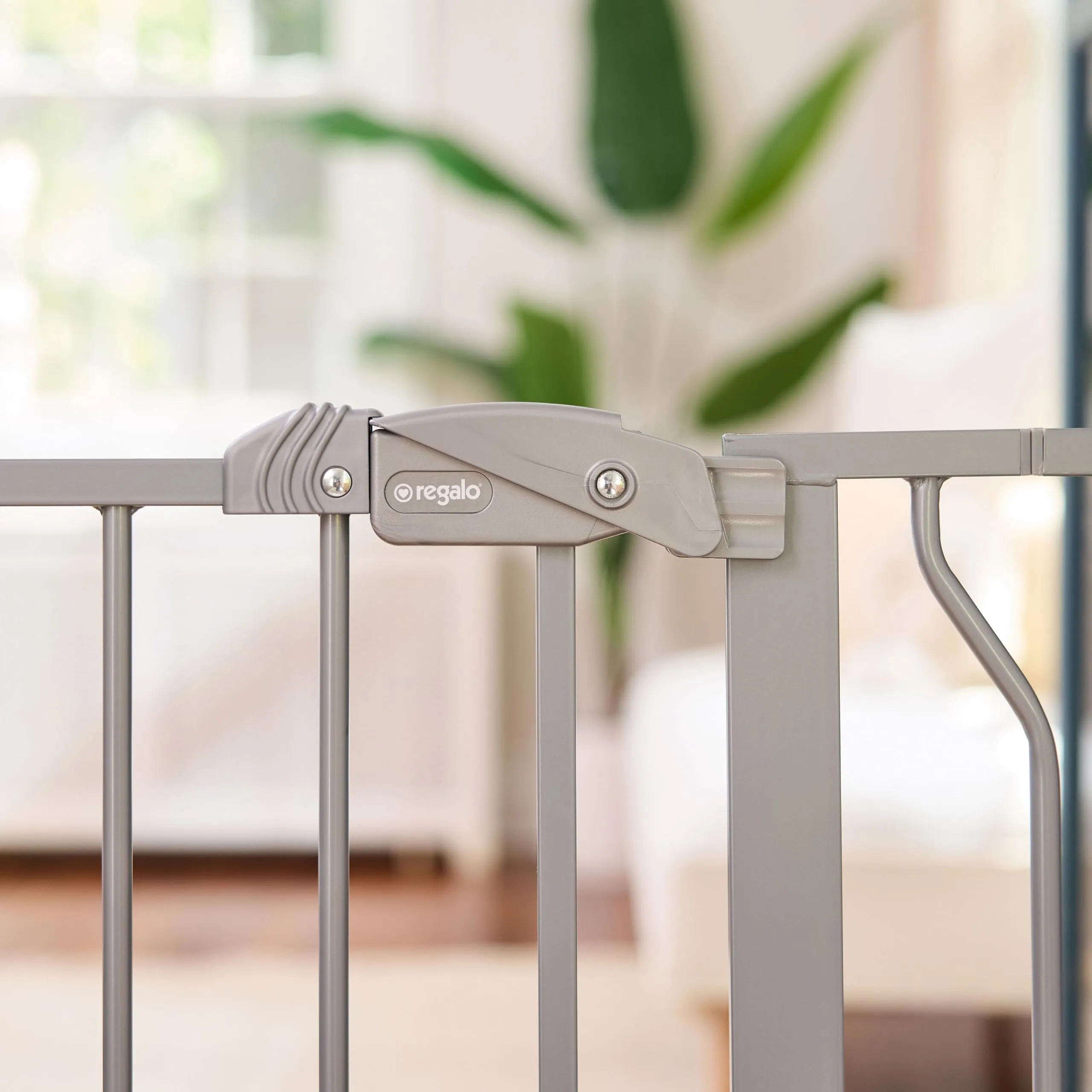 Regalo Extra Wide Baby Gate, 73.6-122cm, Pressure Mounted, Platinum - immagine 5