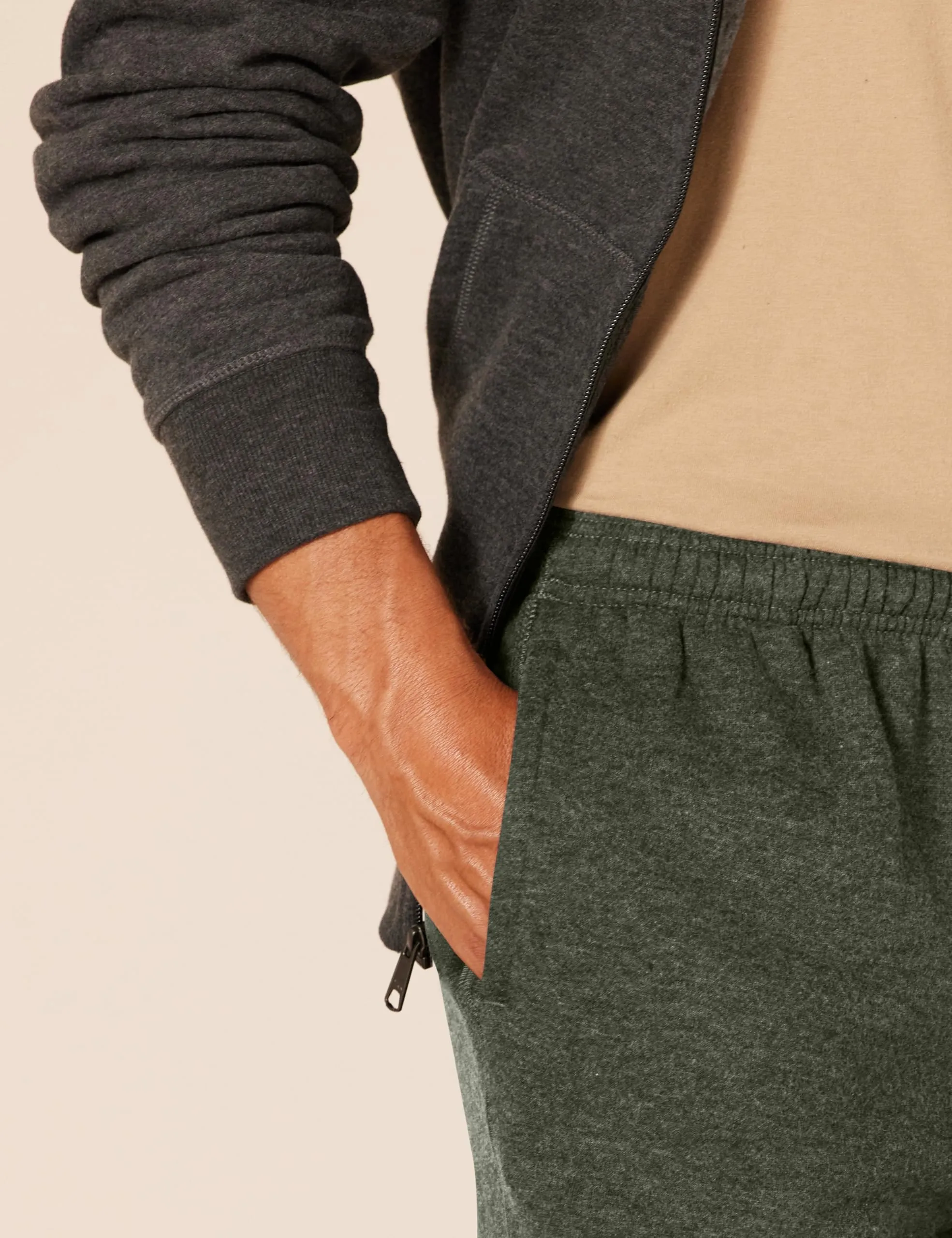 Amazon Essentials Pantaloni Sportivi in Pile con Fondo Aperto Uomo, Verde Oliva Puntinato, M - immagine 5