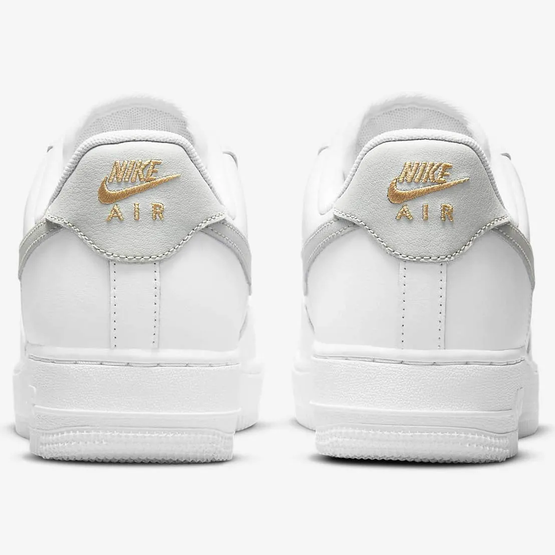 Nike Air Force 1 '07 Essenziale - Bianco/Argento Chiaro/Bianco Chiaro, 42.5 EU - immagine 6