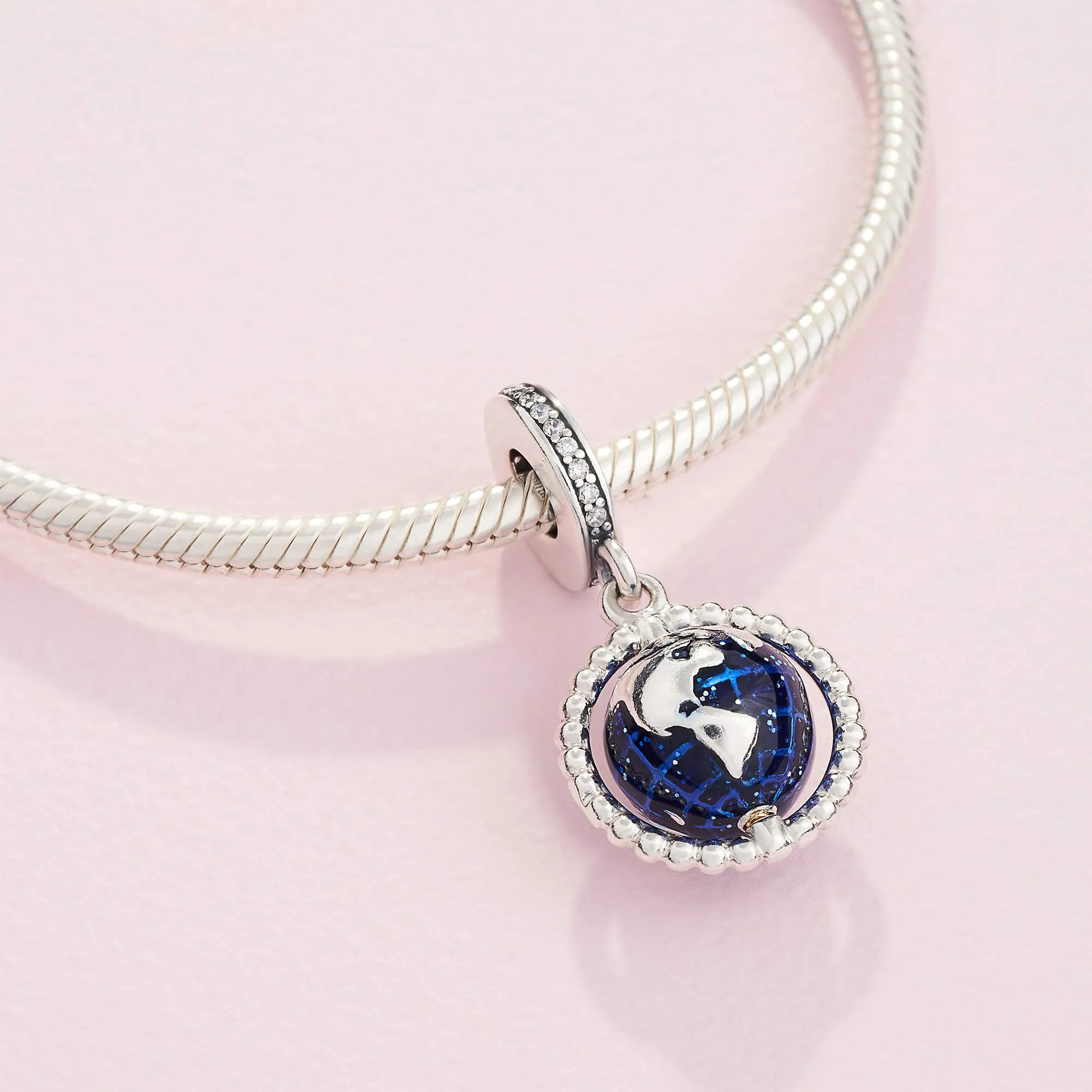Pandora Ciondolo in argento con mappamondo, zirconi cubici trasparenti e smalto blu - immagine 4