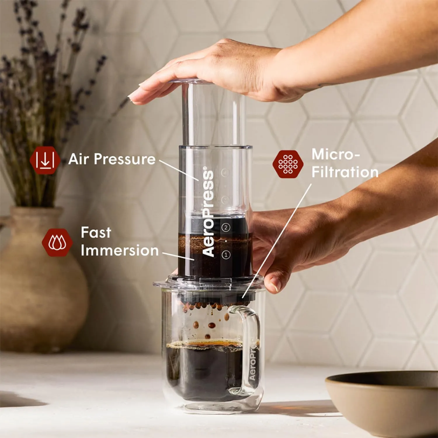 AeroPress Clear Coffee Press Macchina da Caffè Manuale 3 in 1 Tritan Trasparente - immagine 2