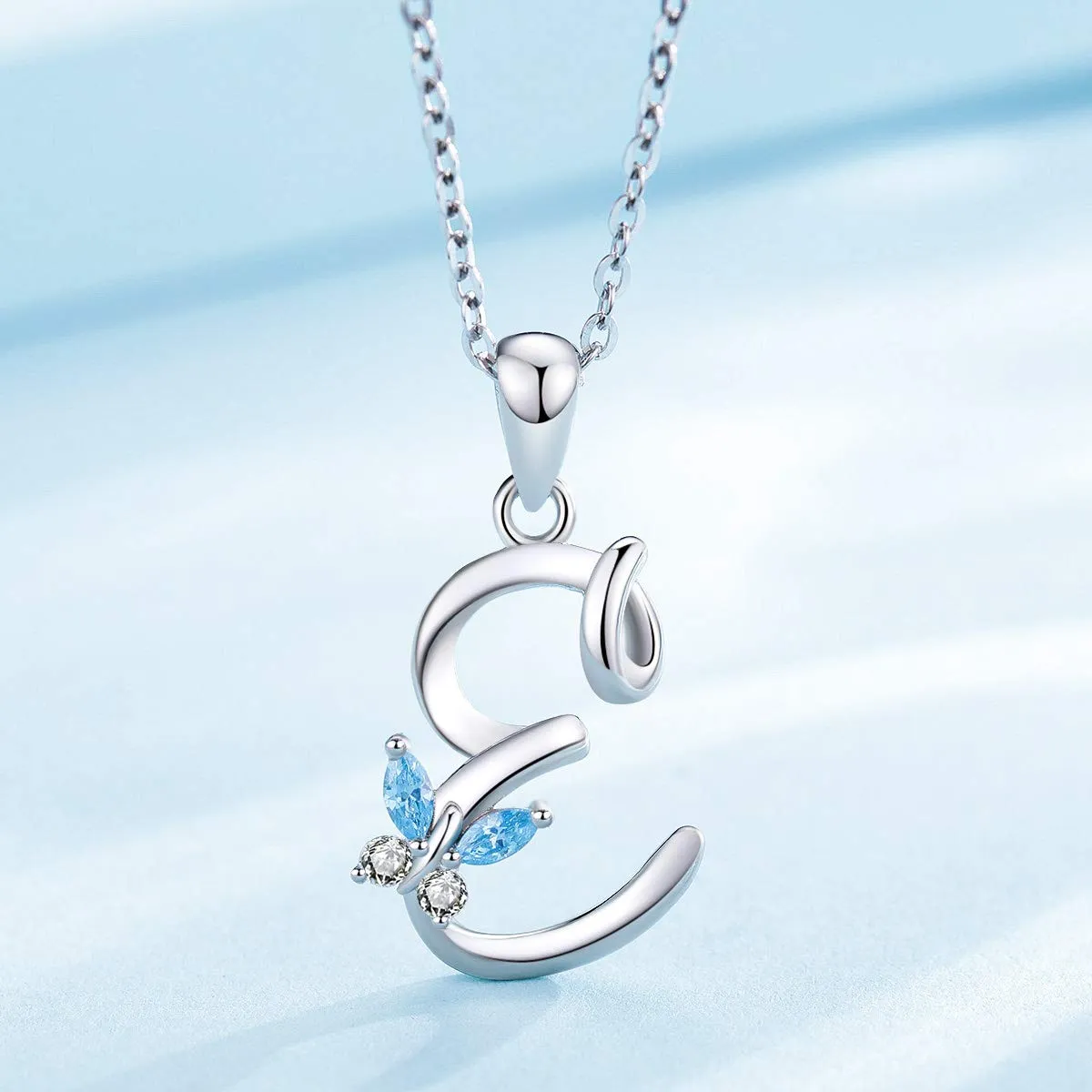 EUDORA Collana a Farfalla con Iniziale in Argento Sterling 925 e Zirconi Blu, Catena da 45 cm - immagine 3