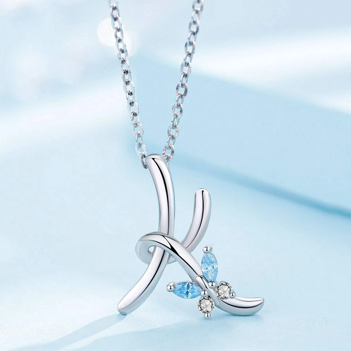 EUDORA Collana a farfalla con iniziale in argento sterling 925 e zirconi blu, catena da 45 cm - immagine 3