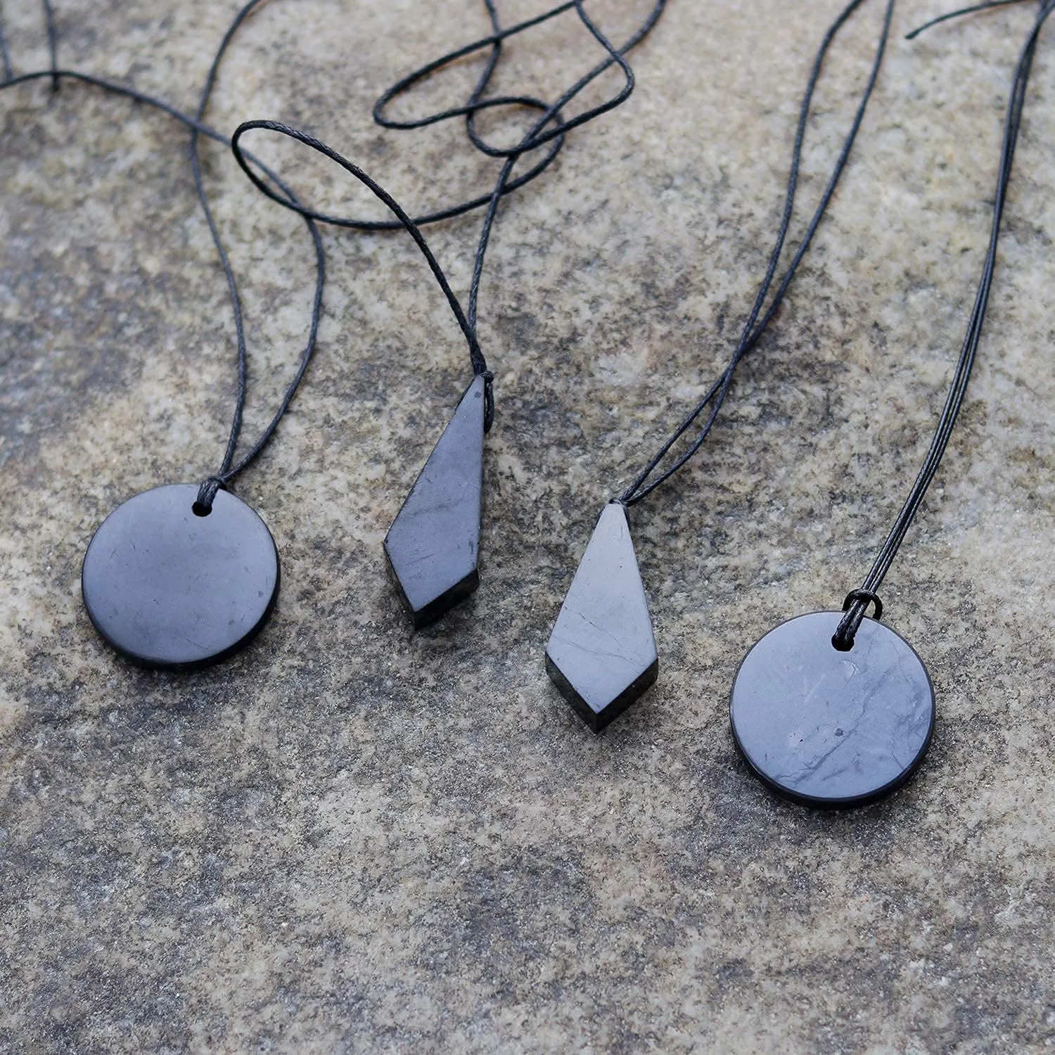 Heka Naturals Set di Ciondoli in Cristallo di Shungite - Collana Chakra in Pietre Nere - immagine 5