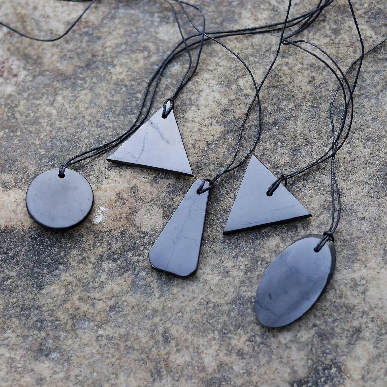 Heka Naturals Set di 5 Ciondoli in Cristallo di Shungite con Cordino Nero - immagine 5