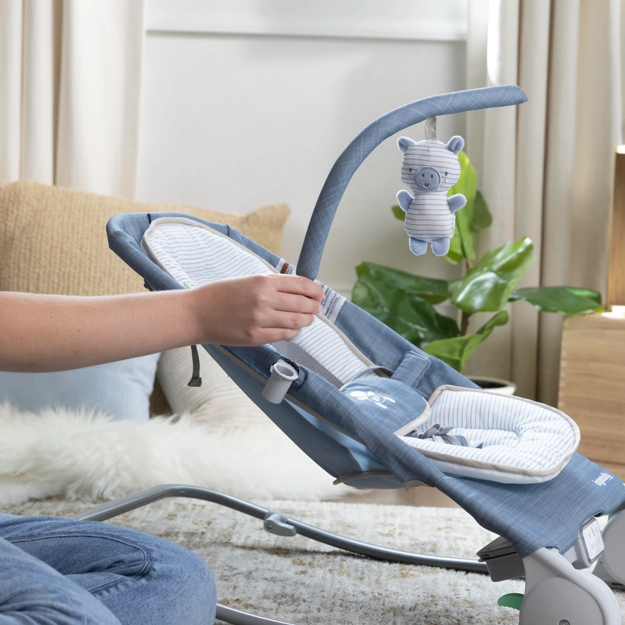 Ingenuity Sedile Sdraietta-Dondolo Happy Belly, con Musica, Vibrazioni e Barra Giocattoli, 0-6 Mesi, Blu Chambray - immagine 9