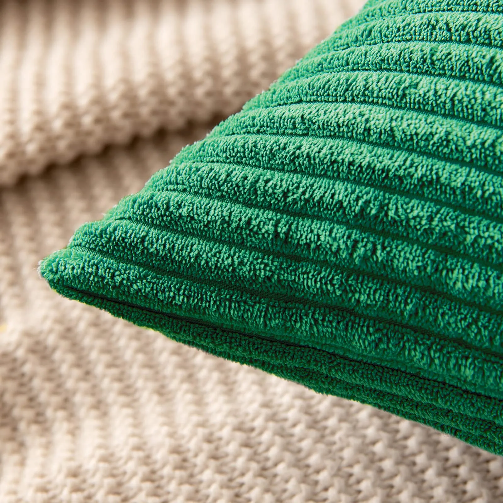 MIULEE Copricuscini 2 Pezzi per Divano Federe Cuscini per Camera da Letto Quadrate Decorative Federa in Velluto a Coste per Letto Matrimoniale Moderna per Casa 50X50 CM Verde Scuro - immagine 2
