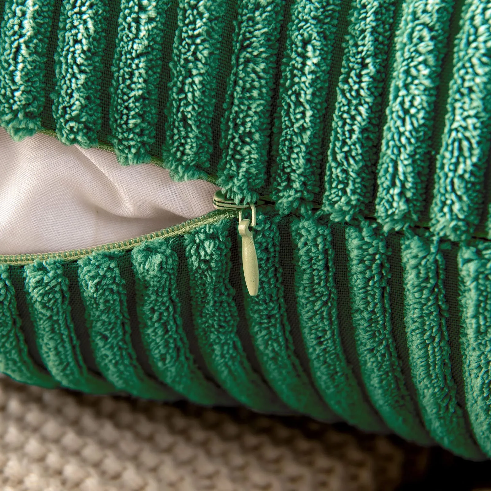 MIULEE Copricuscini 2 Pezzi per Divano Federe Cuscini per Camera da Letto Quadrate Decorative Federa in Velluto a Coste per Letto Matrimoniale Moderna per Casa 50X50 CM Verde Scuro - immagine 3