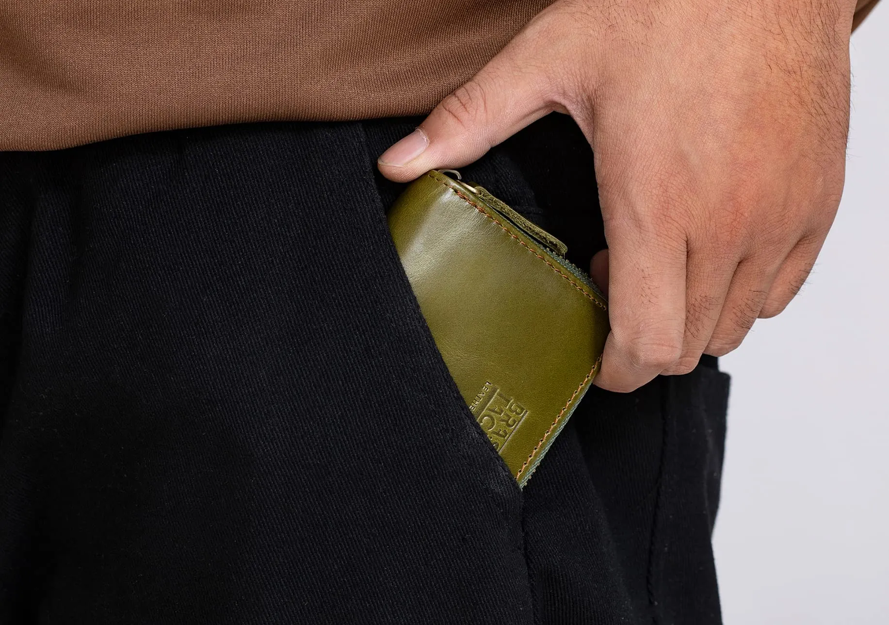 BRASS TACKS Leathercraft Portafoglio Piccolo in Vera Pelle con Protezione RFID, 11 Scomparti per Carte e Cerniera, Verde - immagine 6