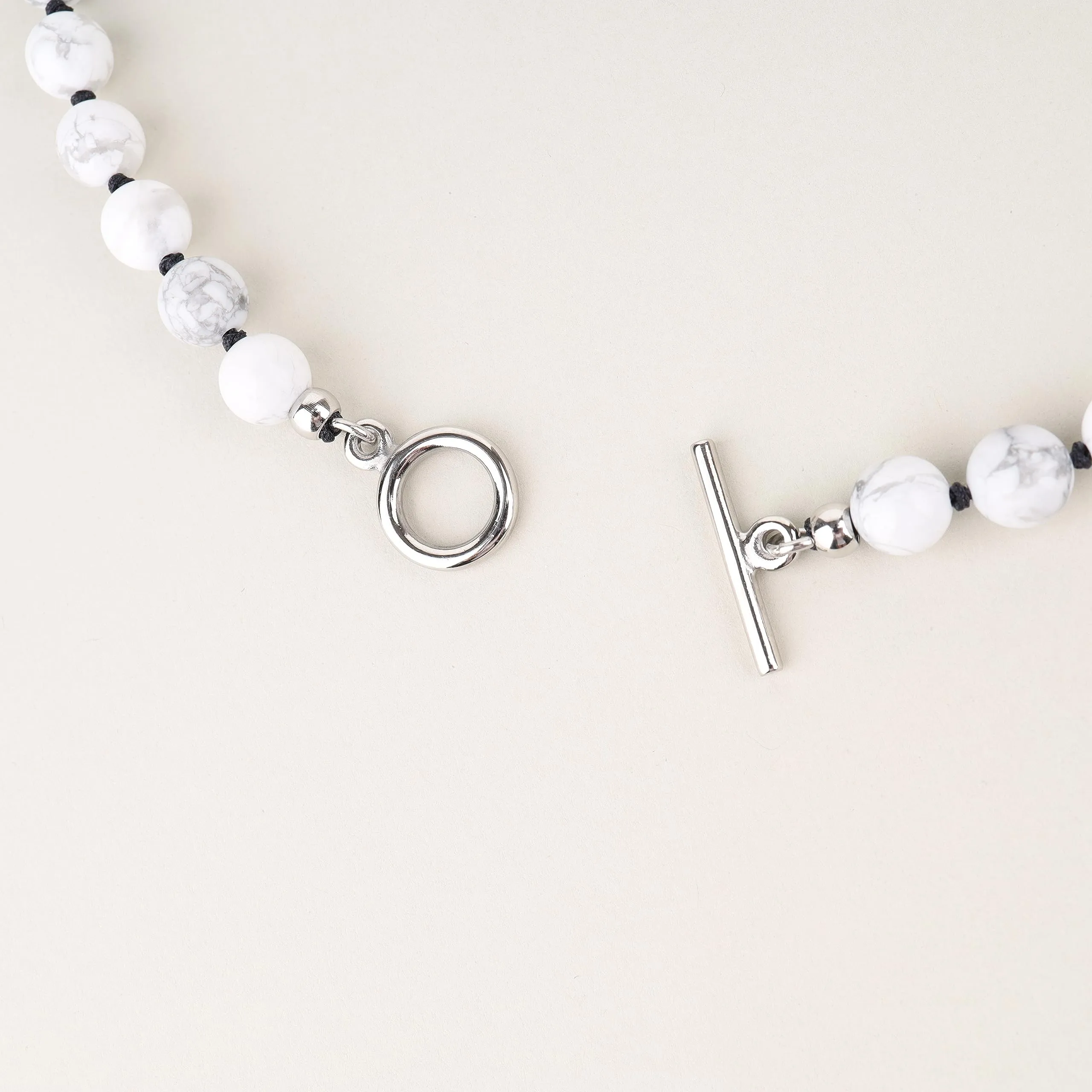 GAVU Collana da Uomo in Howlite con Perline Sfaccettate e Chiusura T-Bar, 60cm - immagine 5
