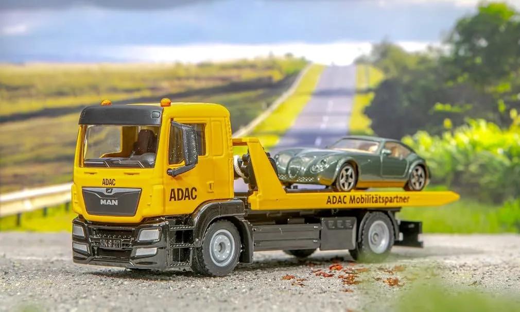 Siku 2722, Carro Attrezzi MAN ADAC, Inclusa Auto Giocattolo, 1:55, Metallo/Plastica, Giallo, Fedele all'Originale, Verricello a Cavo Estensibile, Piattaforma di Trasporto Inclinabile e Abbattibile - immagine 2
