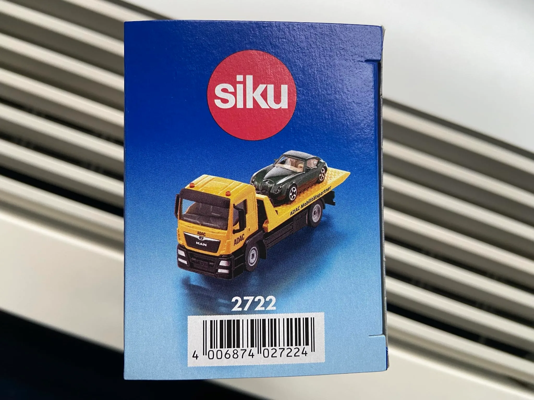 Siku 2722, Carro Attrezzi MAN ADAC, Inclusa Auto Giocattolo, 1:55, Metallo/Plastica, Giallo, Fedele all'Originale, Verricello a Cavo Estensibile, Piattaforma di Trasporto Inclinabile e Abbattibile - immagine 6
