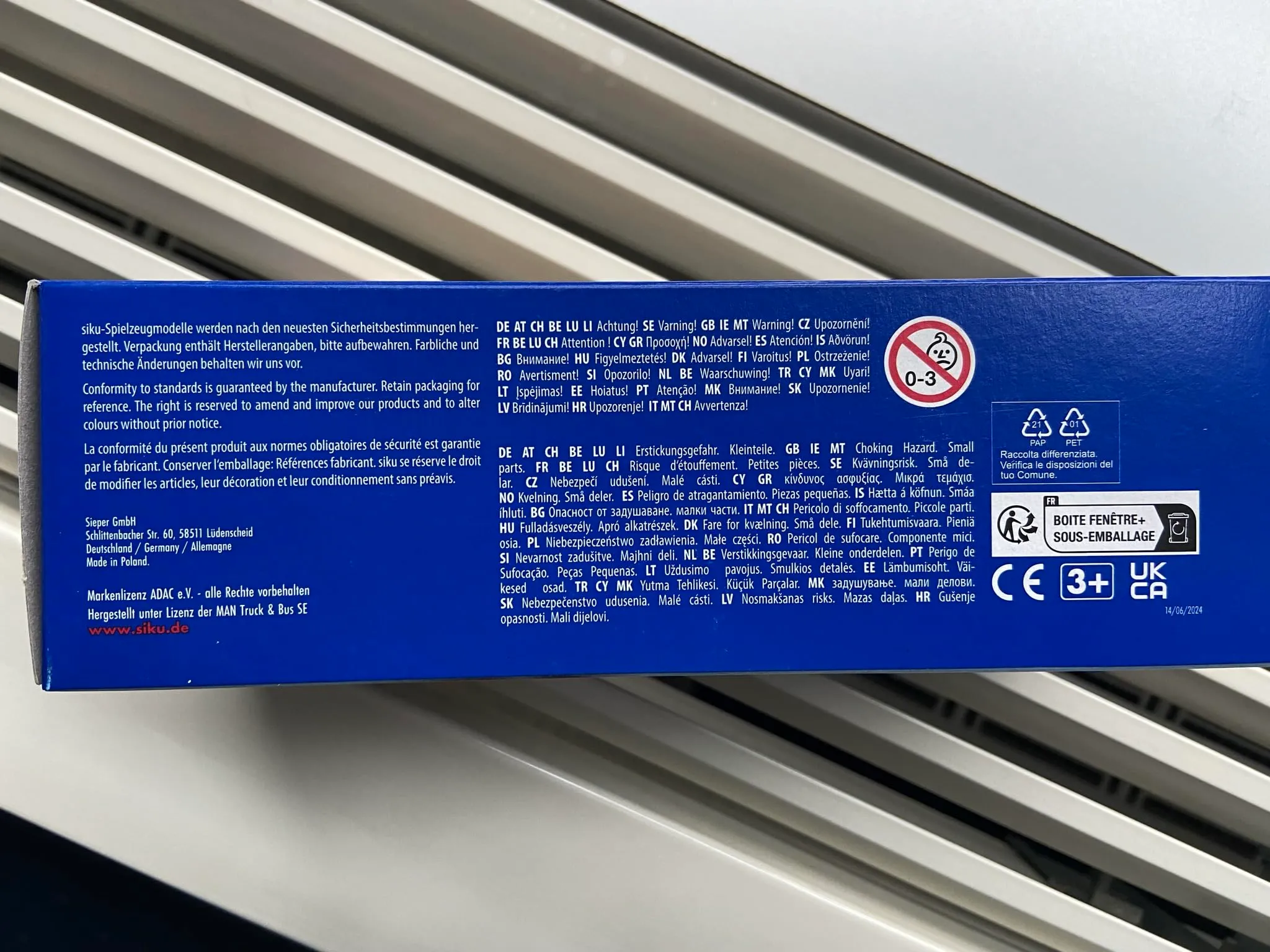 Siku 2722, Carro Attrezzi MAN ADAC, Inclusa Auto Giocattolo, 1:55, Metallo/Plastica, Giallo, Fedele all'Originale, Verricello a Cavo Estensibile, Piattaforma di Trasporto Inclinabile e Abbattibile - immagine 7
