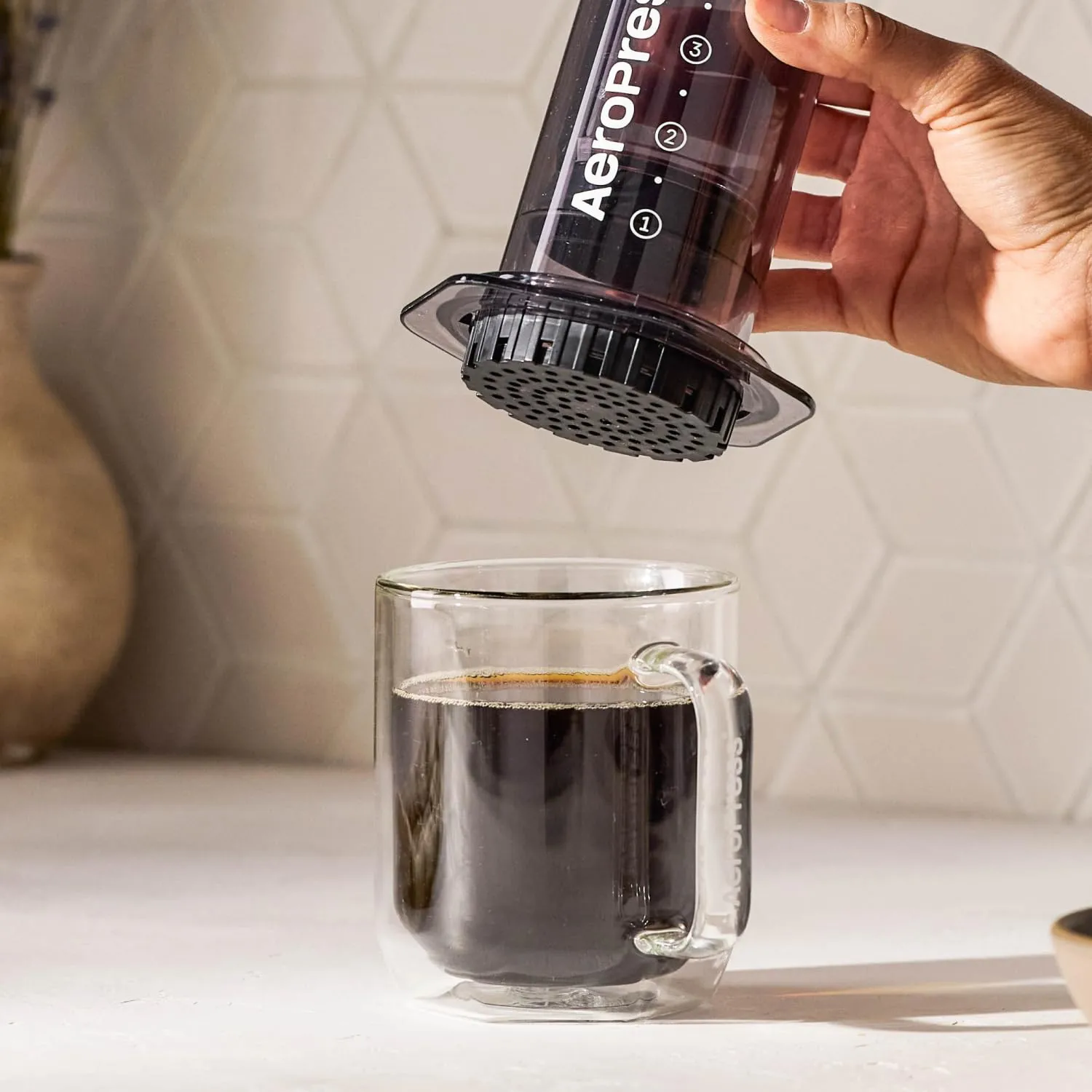 AeroPress Clear Black Coffee Press, French Press tutto in uno, macchina da caffè manuale stile espresso e pour-over, infusione in 2 minuti, piccola macchina portatile da viaggio e campeggio - immagine 5