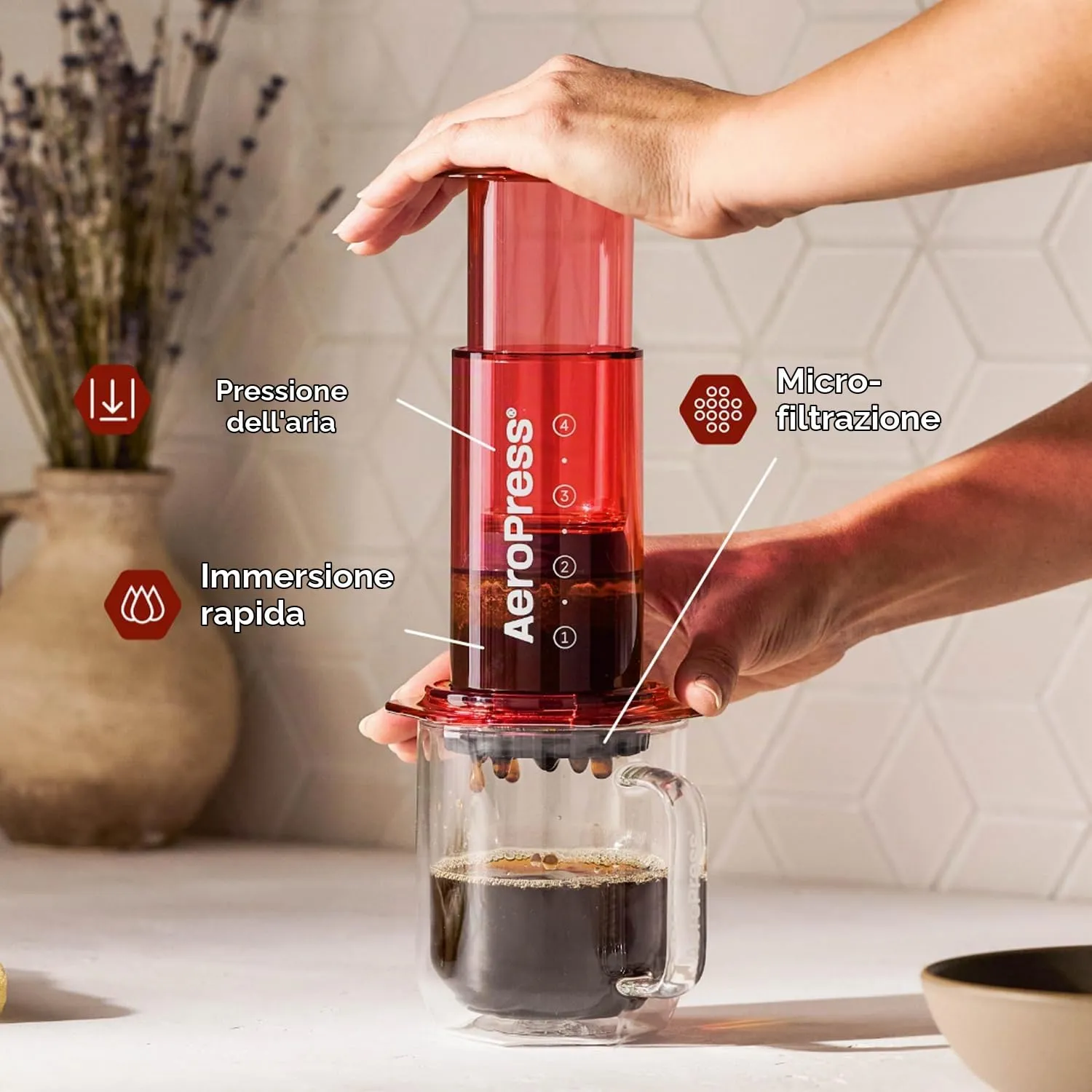 AeroPress Clear Red Coffee Press, French Press tutto in uno, macchina da caffè manuale stile espresso e pour-over, infusione in 2 minuti, piccola macchina portatile da viaggio e campeggio - immagine 2