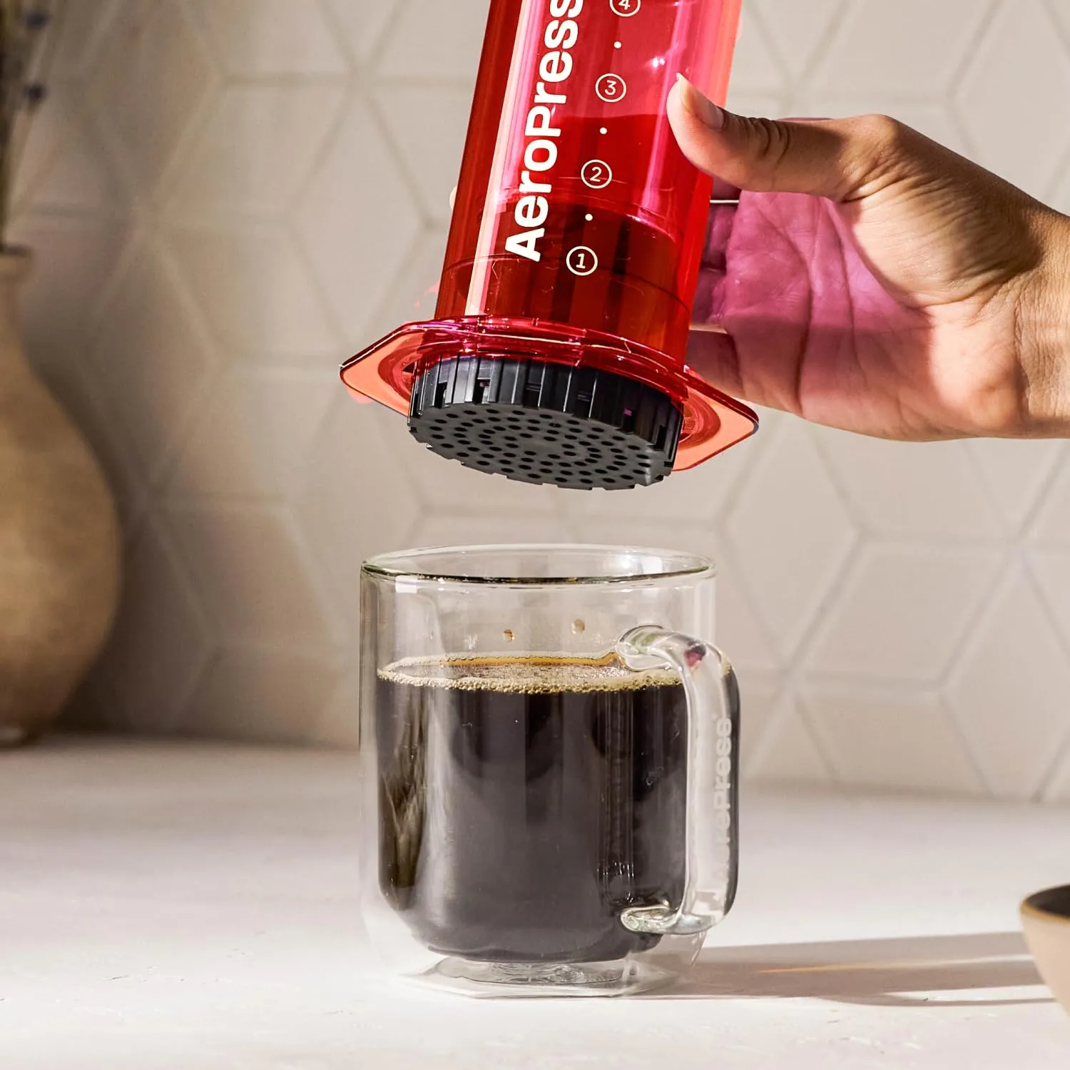 AeroPress Clear Red Coffee Press, French Press tutto in uno, macchina da caffè manuale stile espresso e pour-over, infusione in 2 minuti, piccola macchina portatile da viaggio e campeggio - immagine 5