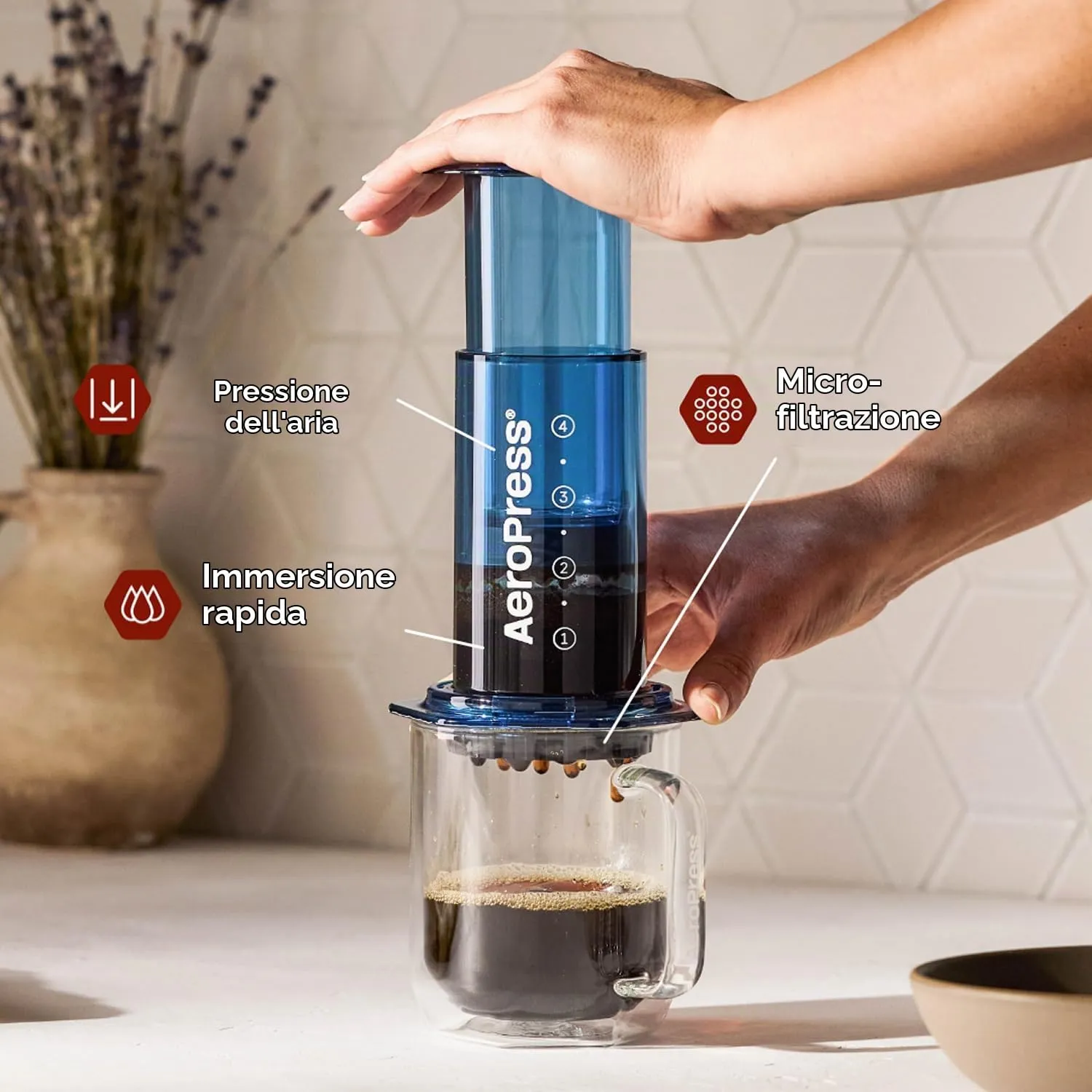 AeroPress Clear Blue Coffee Press, French Press tutto in uno, macchina da caffè manuale stile espresso e pour-over, infusione in 2 minuti, piccola macchina portatile da viaggio e campeggio - immagine 2