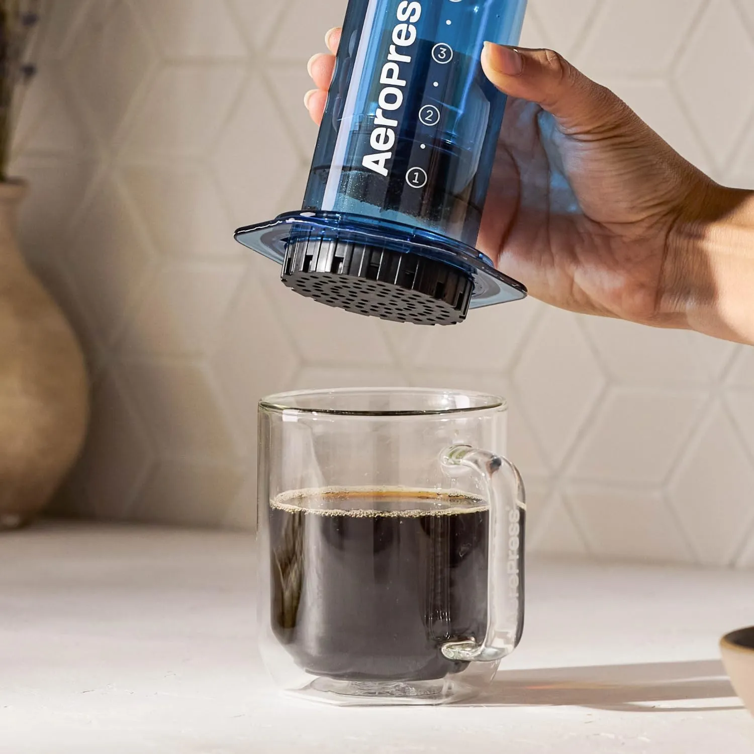 AeroPress Clear Blue Coffee Press, French Press tutto in uno, macchina da caffè manuale stile espresso e pour-over, infusione in 2 minuti, piccola macchina portatile da viaggio e campeggio - immagine 5