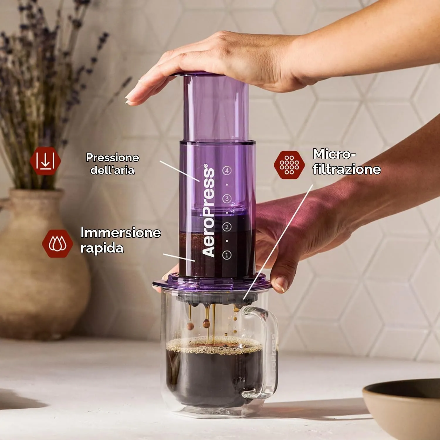 AeroPress Clear Purple Coffee Press, French Press tutto in uno, macchina da caffè manuale stile espresso e pour-over, infusione in 2 minuti, piccola macchina portatile da viaggio e campeggio - immagine 2