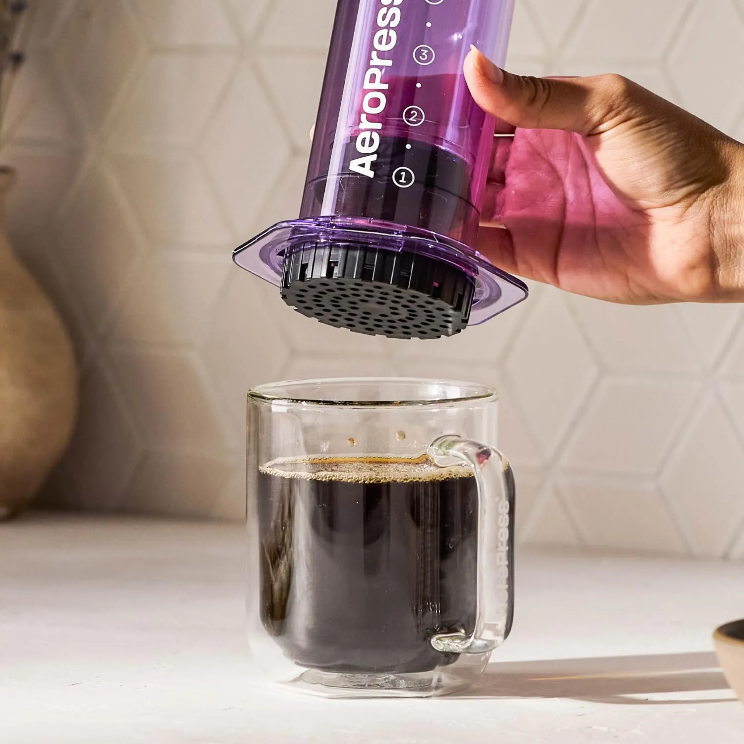 AeroPress Clear Purple Coffee Press, French Press tutto in uno, macchina da caffè manuale stile espresso e pour-over, infusione in 2 minuti, piccola macchina portatile da viaggio e campeggio - immagine 5
