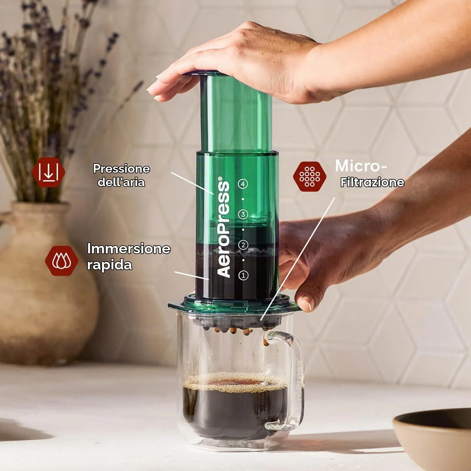 AeroPress Clear Green Coffee Press, French Press tutto in uno, macchina da caffè manuale stile espresso e pour-over, infusione in 2 minuti, piccola macchina portatile da viaggio e campeggio - immagine 2